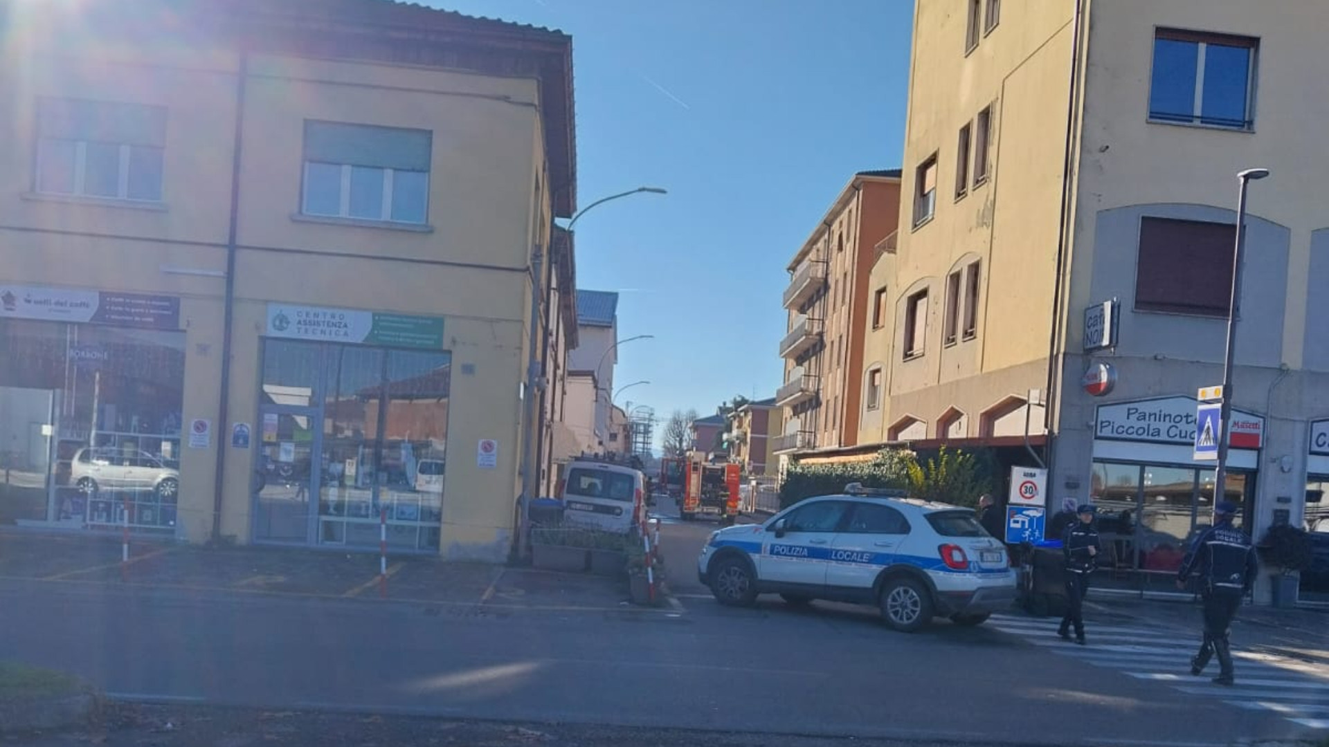 Lavanderia a fuoco in via Locati. Incendio spento dai pompieri