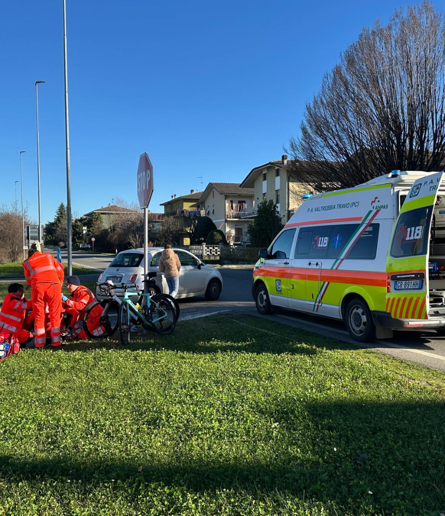 Auto urta una bici a Rivergaro sulla Statale 45