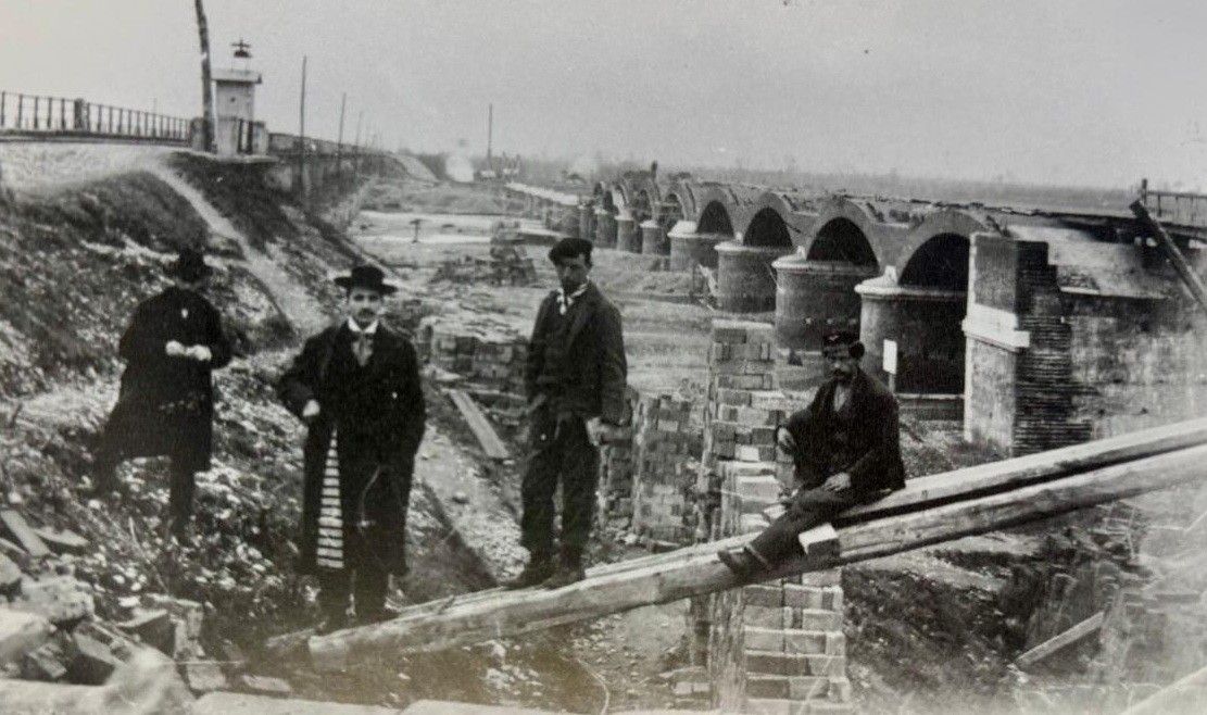 I lavori per la realizzazione del ponte ferroviario