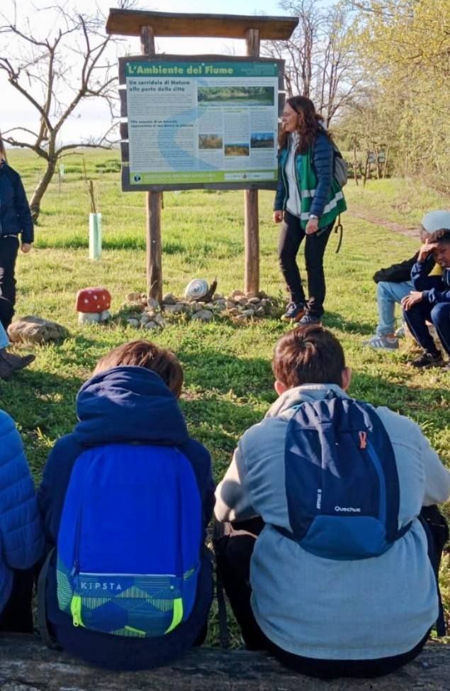 La volontaria Chiara Cremonesi illustra ai ragazzi delle medie fauna e flora dell'ecosistema fluviale