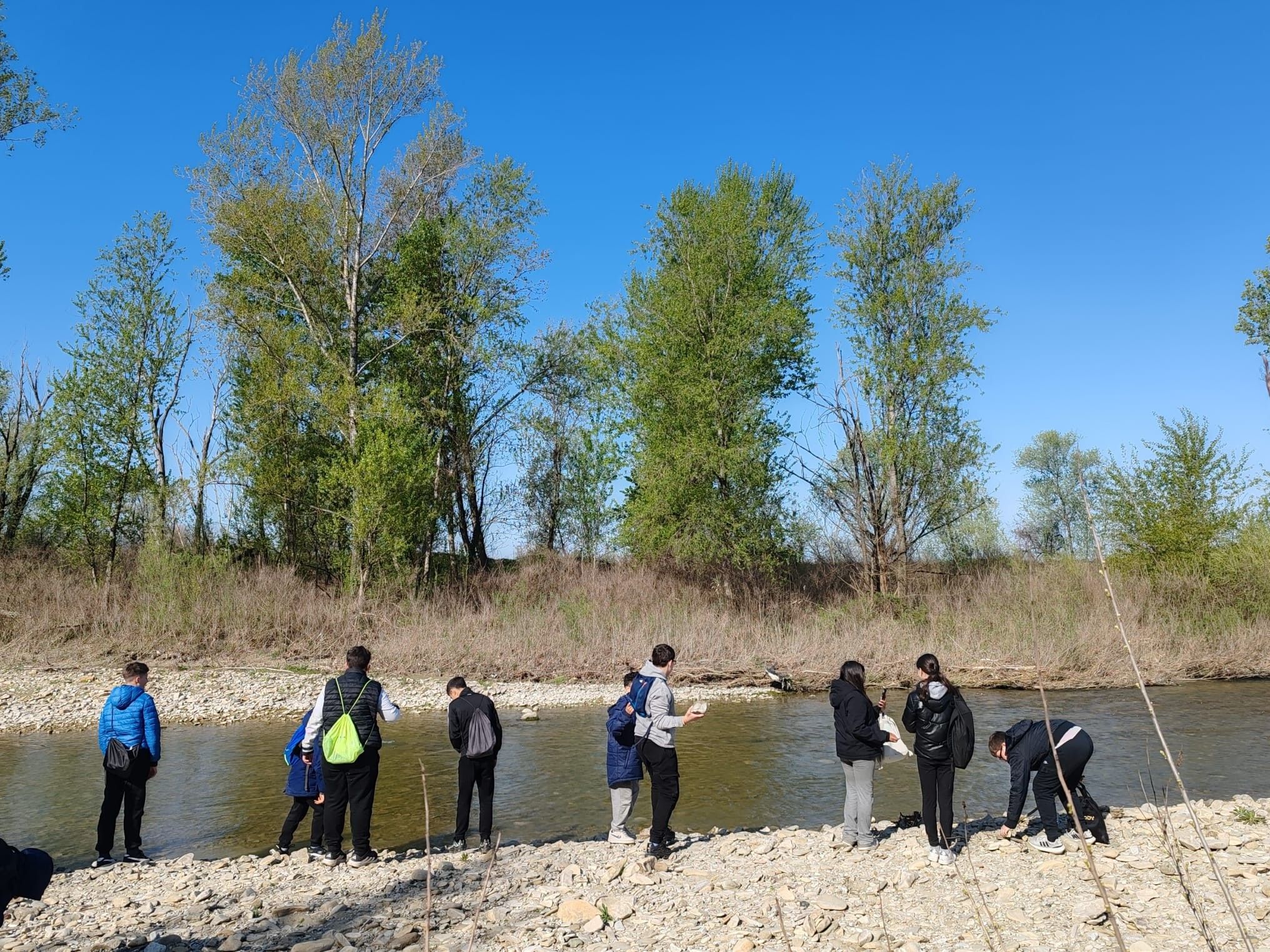 Giovani delle scuole sul greto del torrente