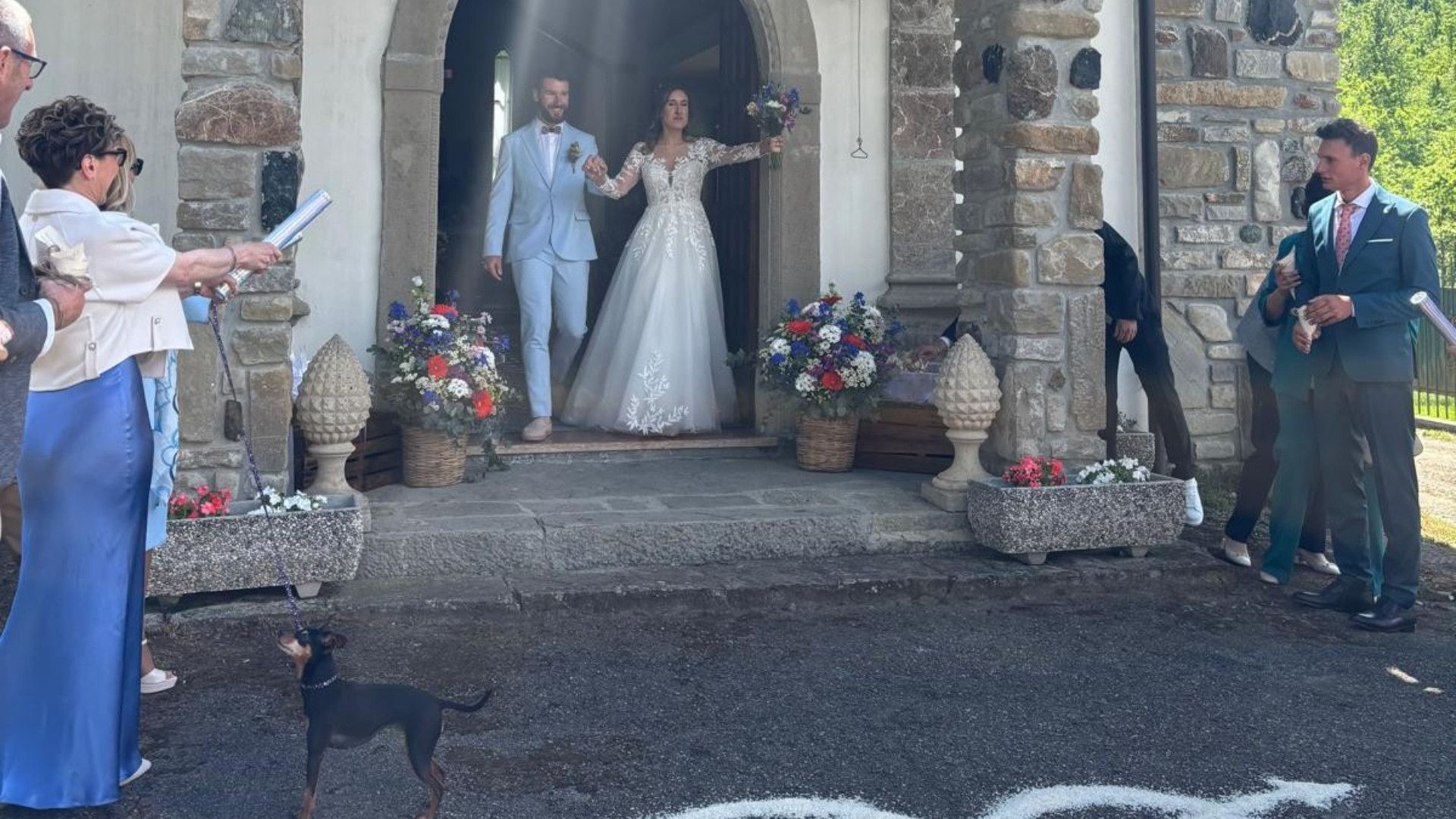 Andrea Carini e Gloria Ozzola escono dalla chiesa di Sant'Antonio alle Moline di Farini