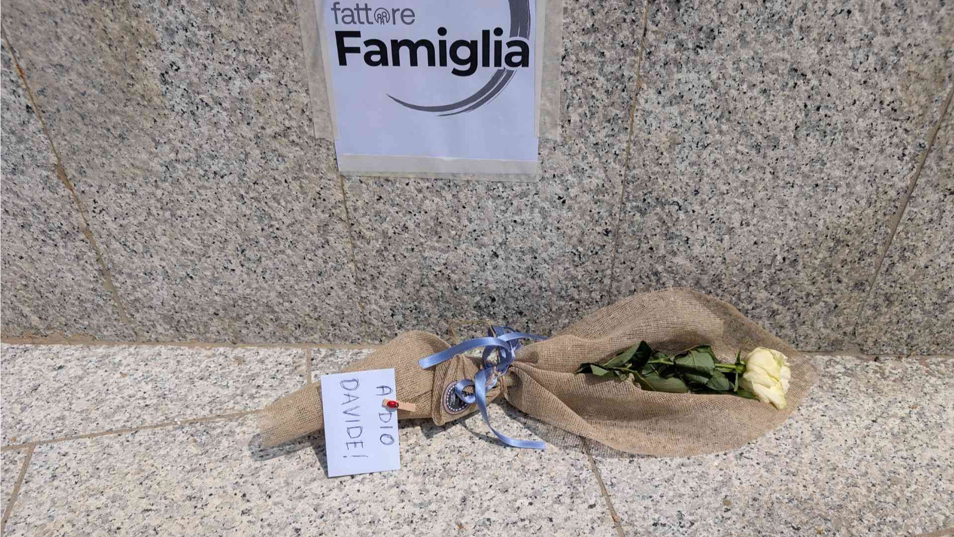 La prima rosa deposta nell'atrio dell'ospedale dopo il ritrovamento del feto - © Libertà/Marco Grisoli