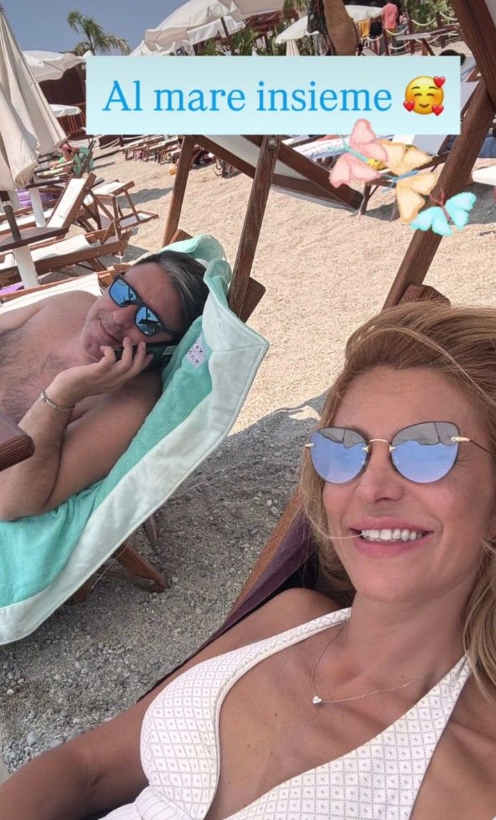 Lo scatto che ritrae la coppia al mare pubblicato in una storia di Instagram