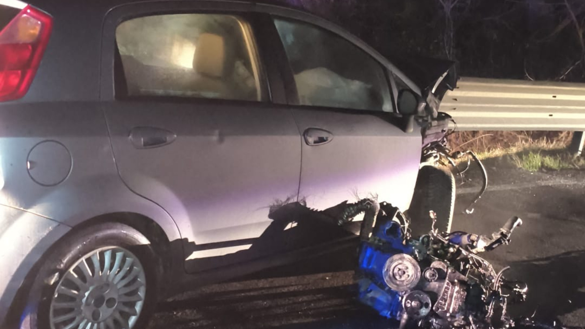 Schianto sulla 45: mezzo semidistrutto, un ferito all'ospedale