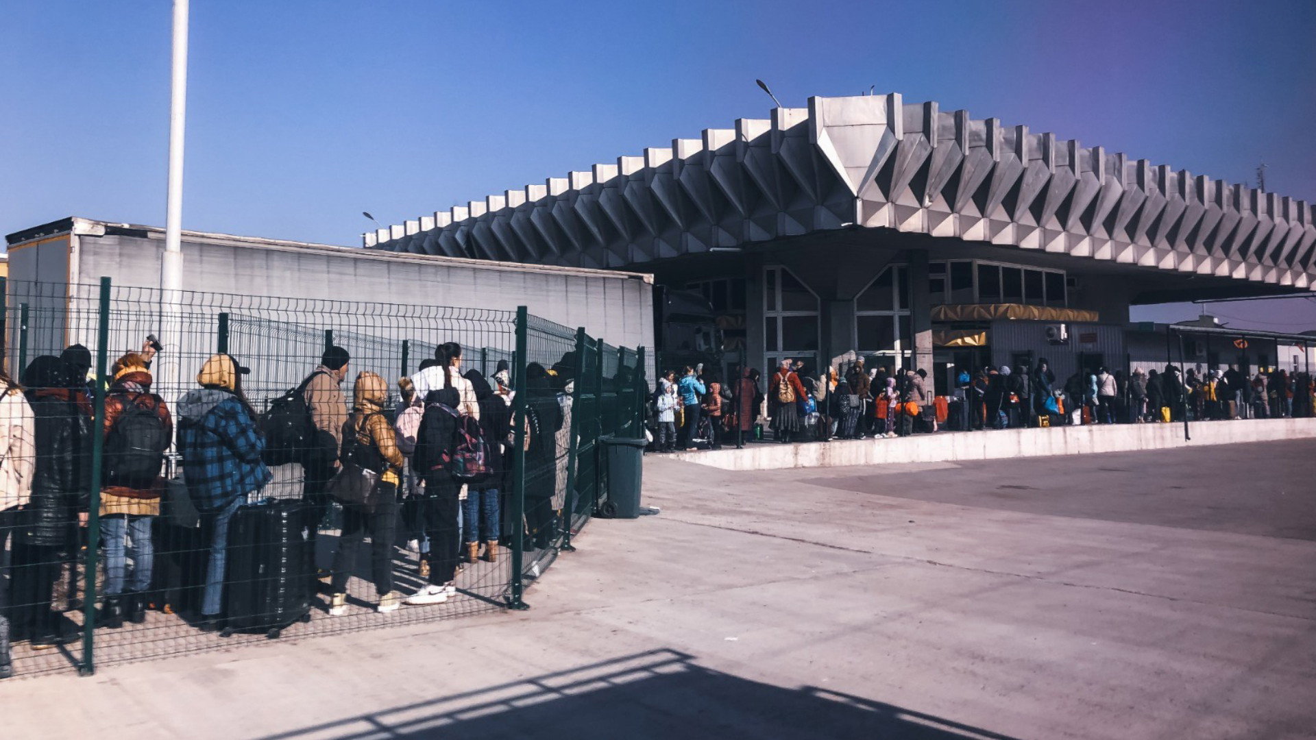 Profughi in coda, all'uscita con la Romania, per uscire dall'Ucraina