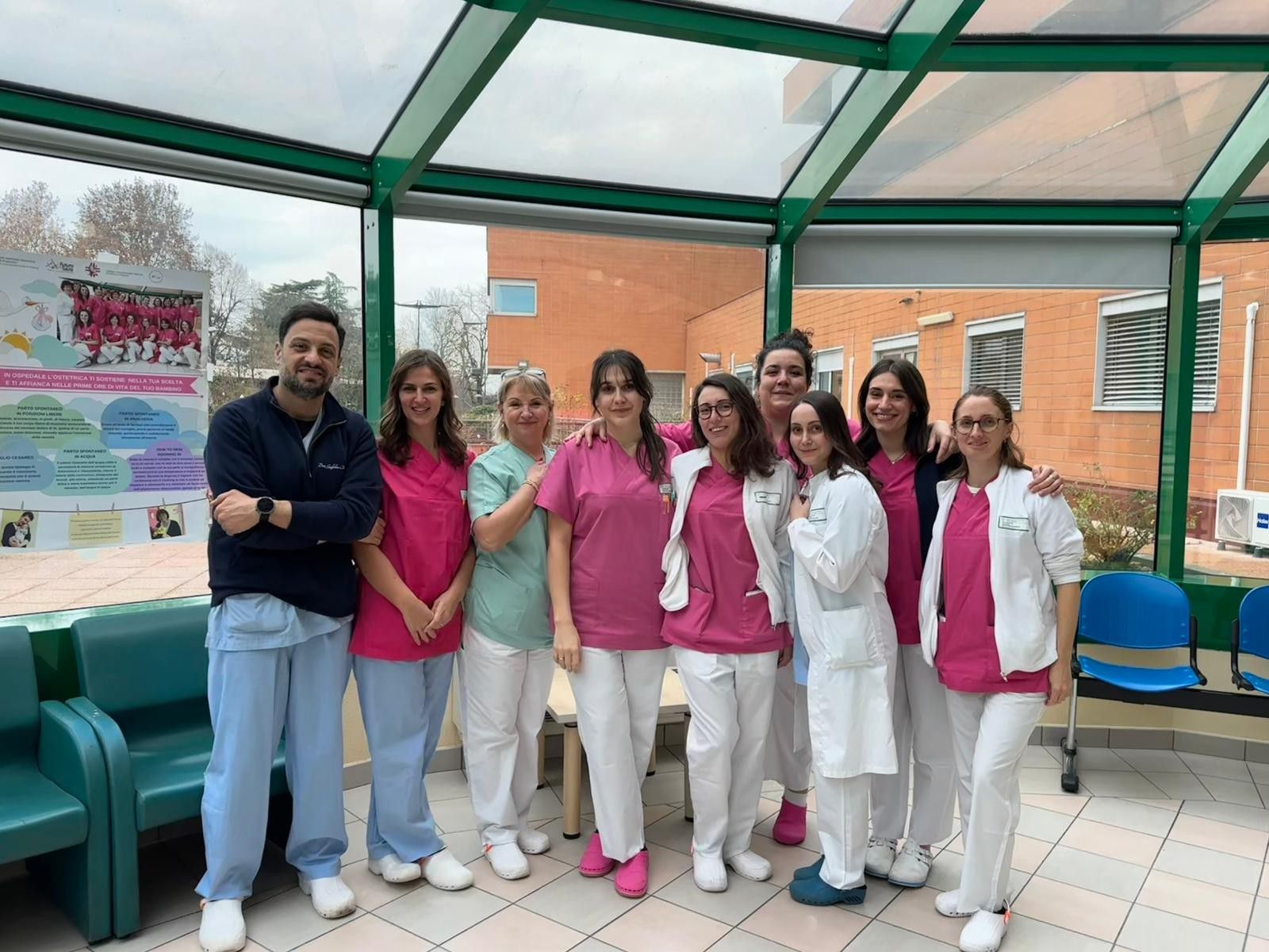 Il team sanitario di medici e ostetriche che hanno assistito le partorienti nella notte di San Silvestro. Primo a sinistra il dottor Guglielmo Minervino, terzultima la dottoressa Gloria Dallarda 