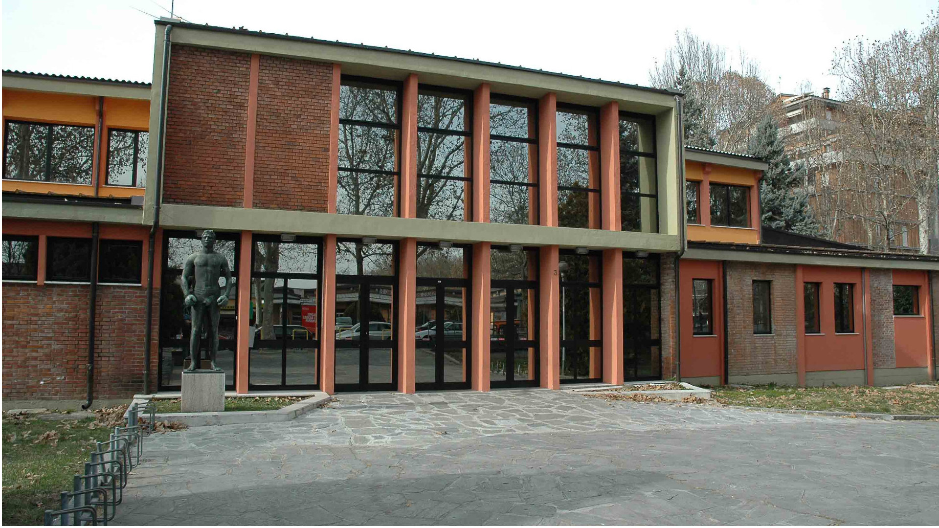 L'esterno del palazzetto dello sport di via Alberici