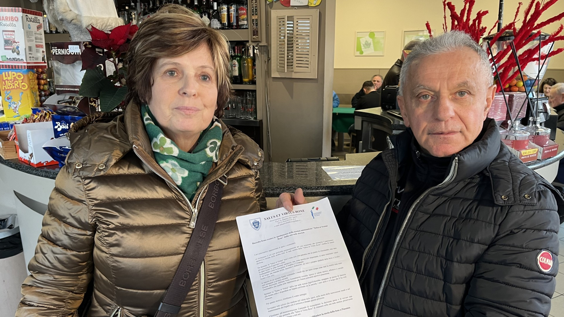 Il maestro Roberto Alberti e la presidente della Salus, Rita Anselmi, con un modulo della raccolta firme