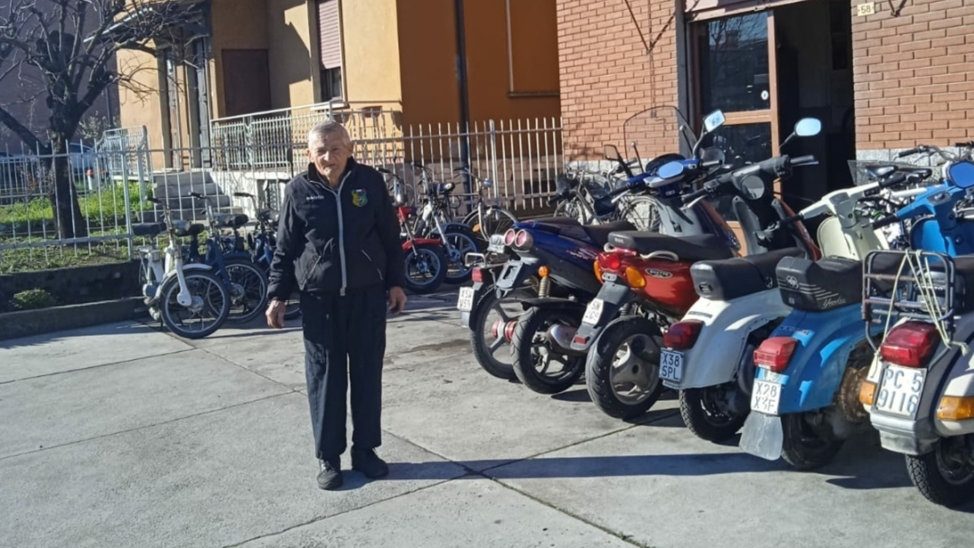 Giancarlo Maiavacca davanti alla sua officina - © Libertà/Leonardo Chiavarini