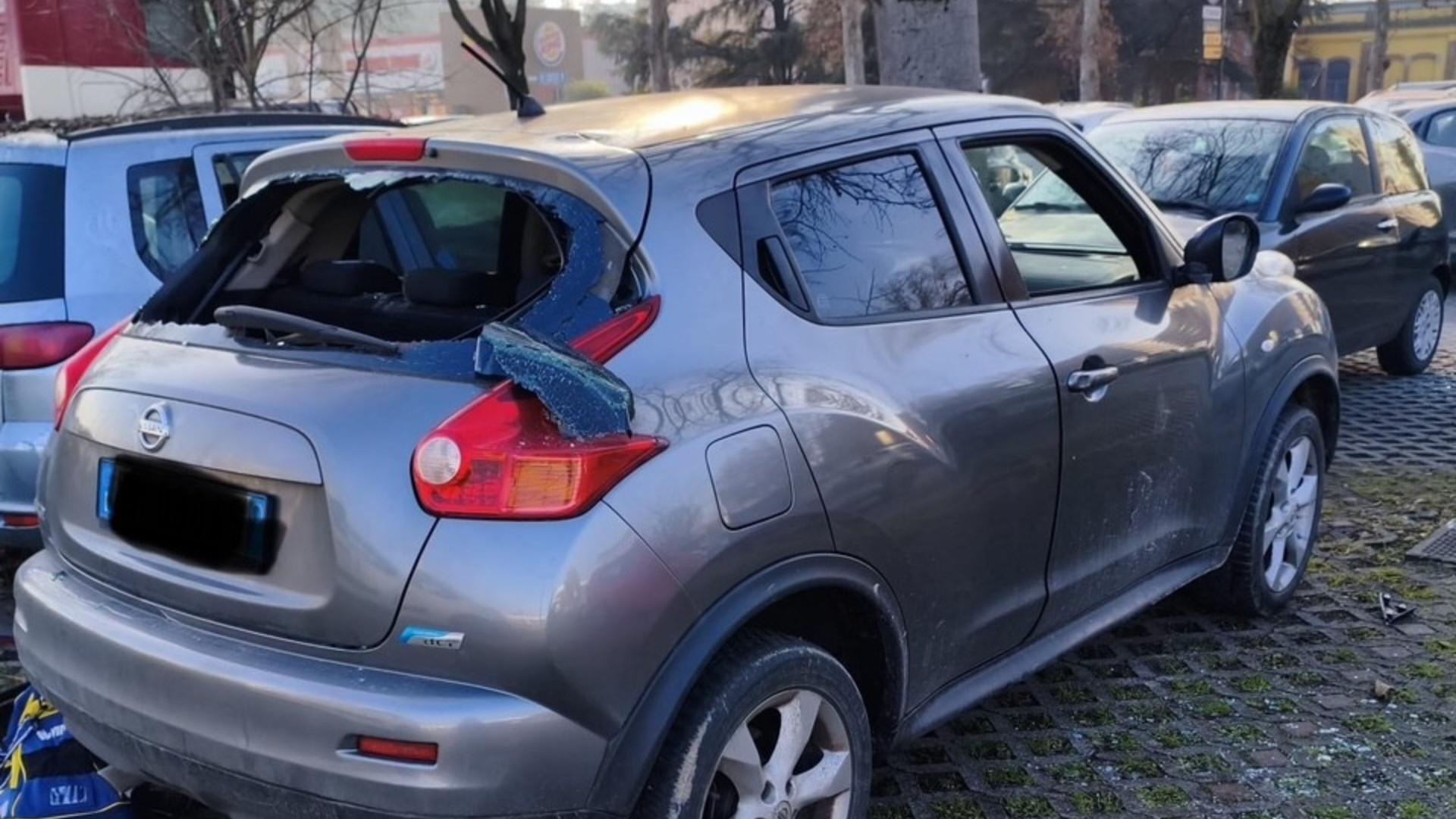Auto danneggiata nel parcheggio della stazione