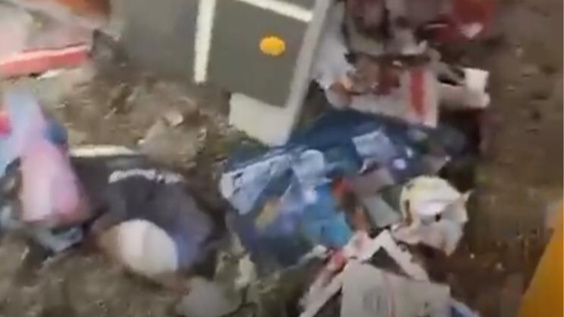 Rifiuti nei giardini di via Marzabotto