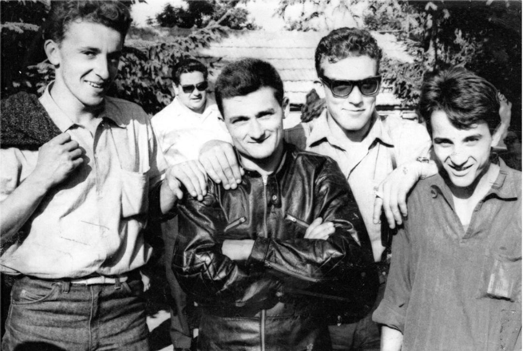 Giancarlo Maiavacca, il Maja, al centro, con la giacca nera