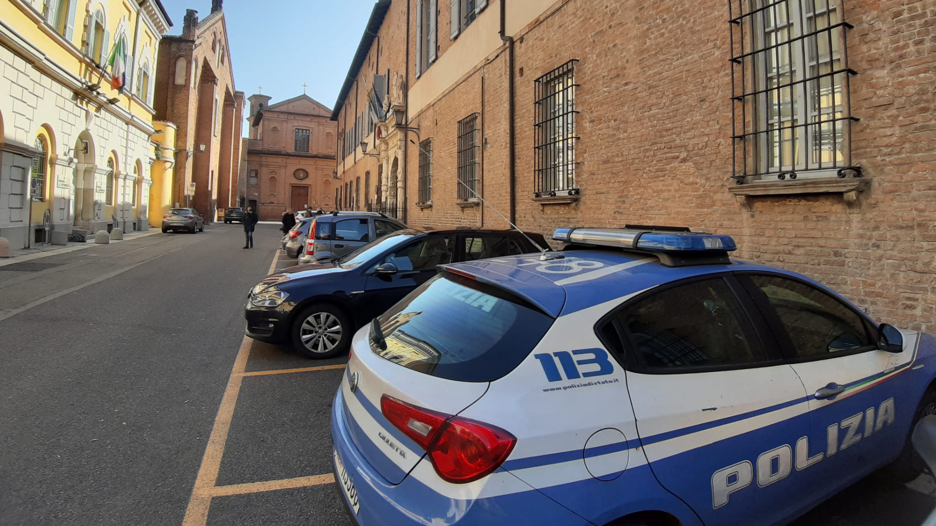 Auto della polizia davanti al tribunale di Piacenza