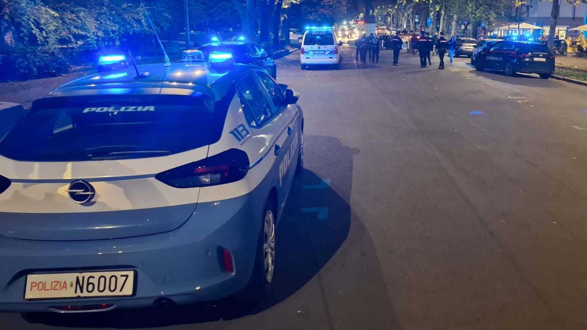 Fermato dalla polizia sfonda il vetro dell'auto della pattuglia