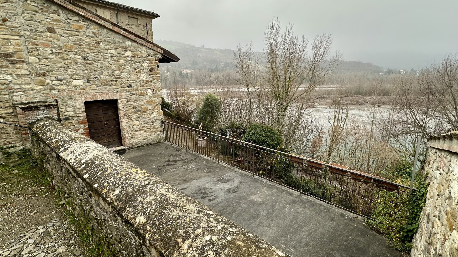 Il sagrato della chiesa di Travo, dove dovrebbe partire il nuovo contestato collegamento turistico- © Libertà/Cristian Brusamonti