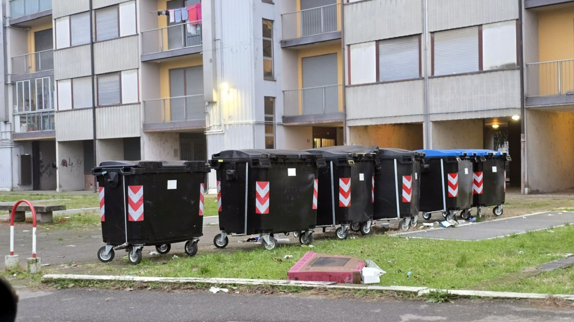 Nella zona della Farnesiana permangono, afferma Soresi, ancora bidoni per i rifiuti indistinti