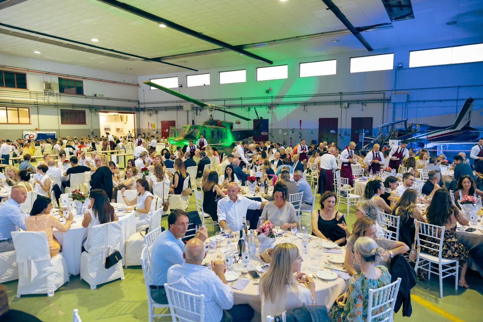 La Festa del Gigi nell’hangar dell’aeroporto di San Damiano a favore della Fondazione Humanitas 