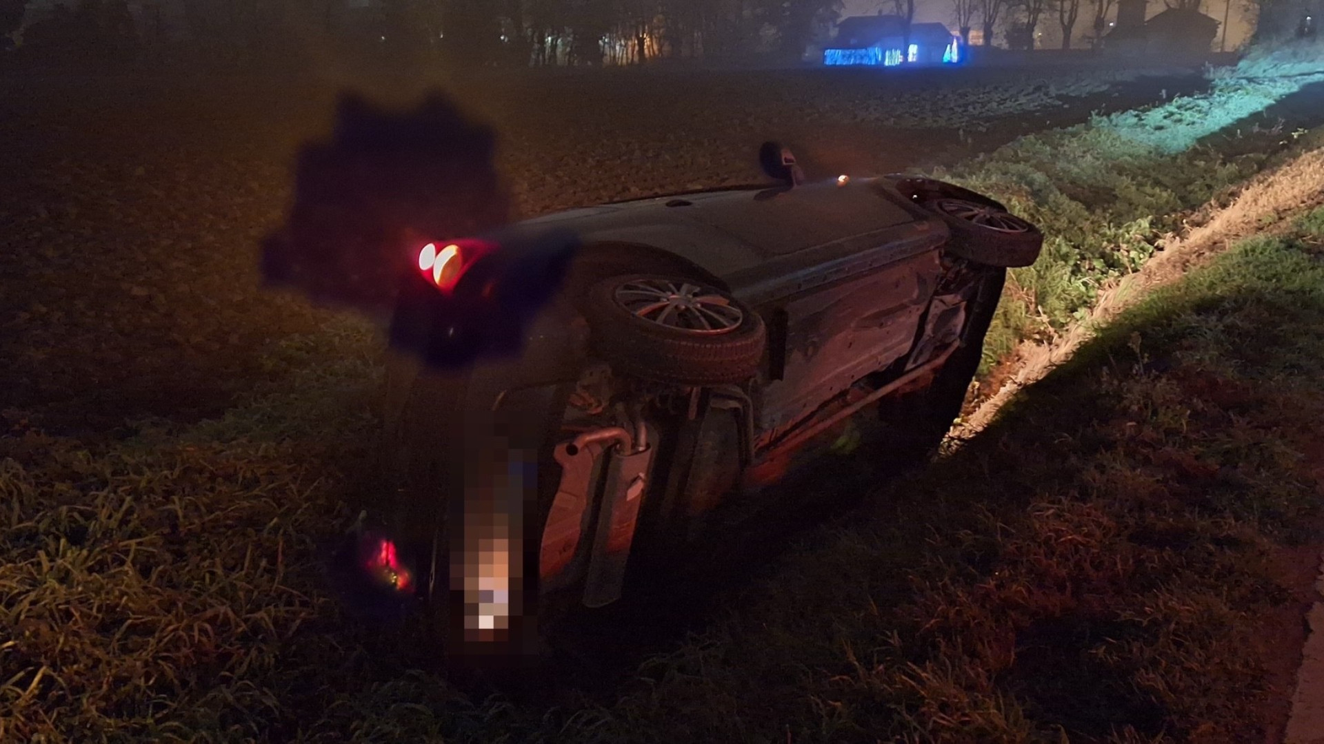 Intrappolata nell'auto ribaltata, soccorsa da un carabiniere di passaggio