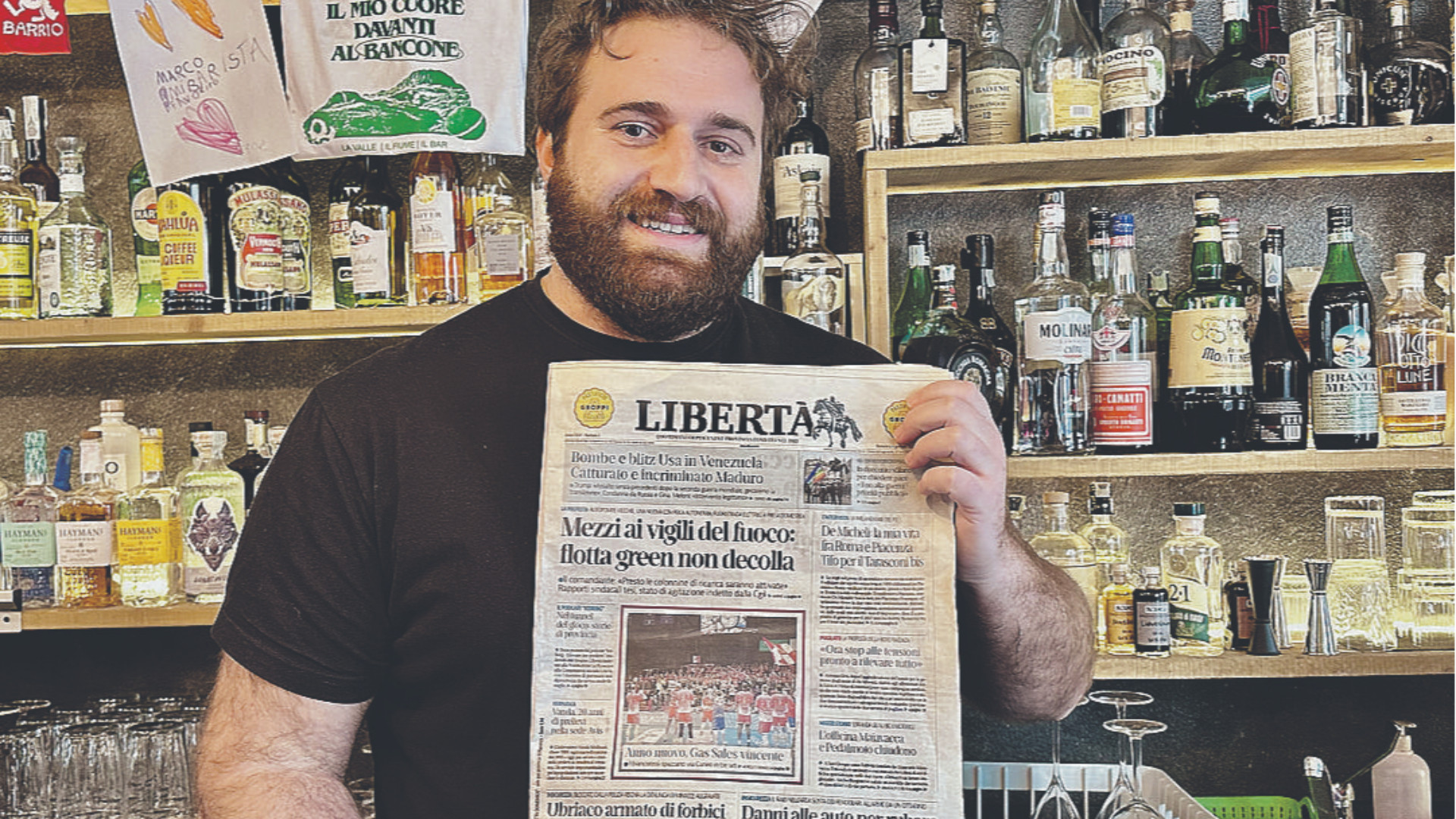Marco Bertarelli mostra una copia di Libertà