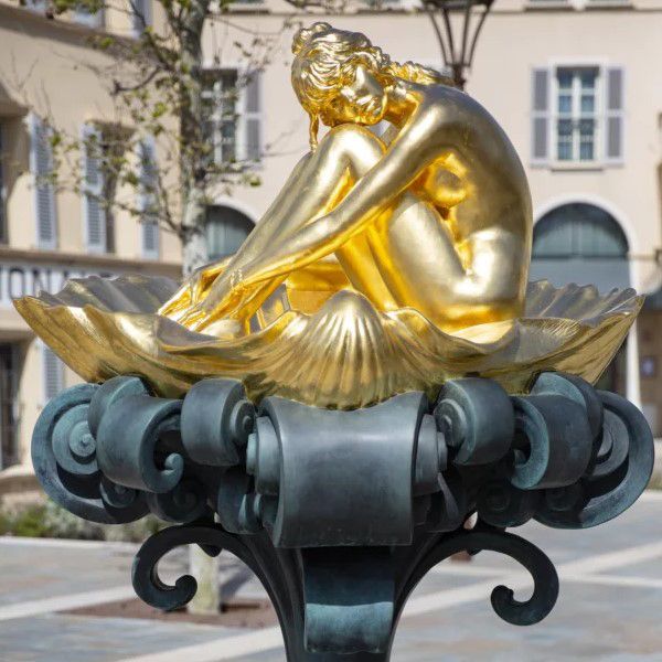 A Brigitte Bardot Saint-Tropez ha dedicato una statua, tratta dai disegni di Manara