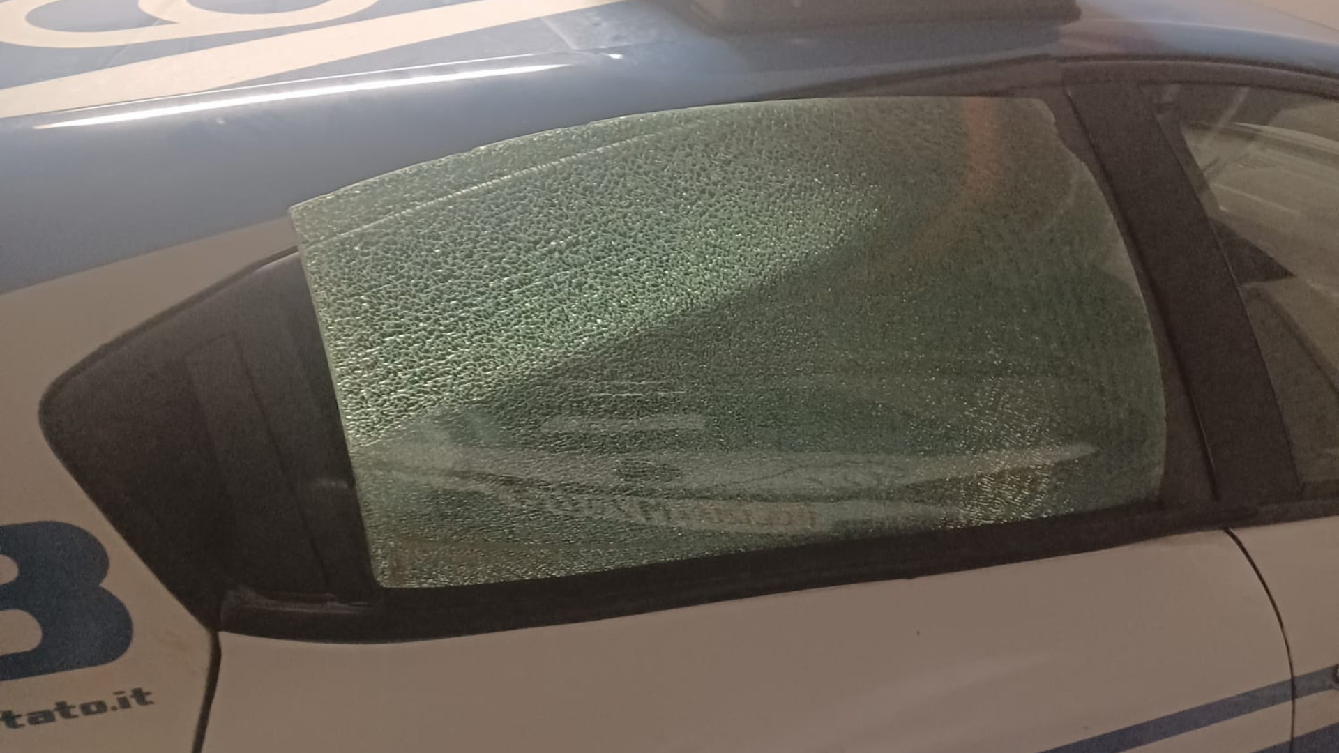 Il finestrino della volante sfasciato dal diciottenne