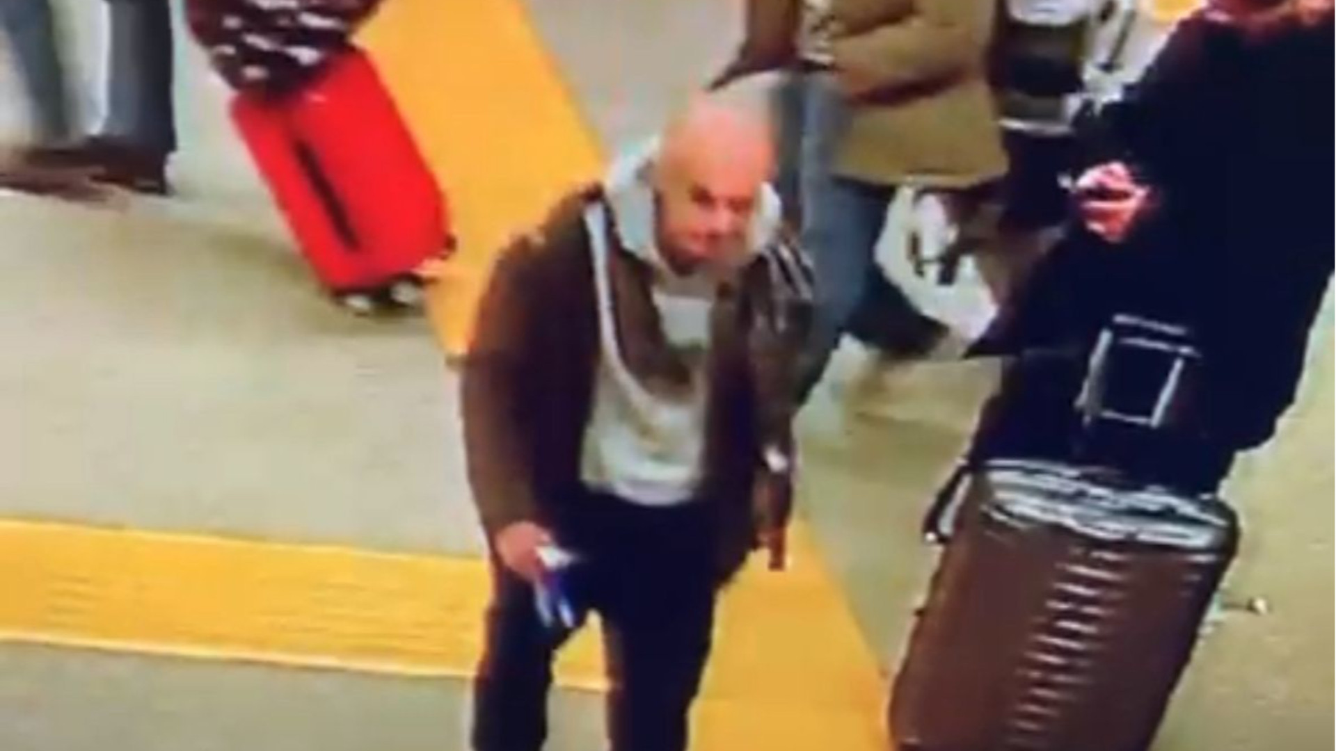 Il sospetto filmato in stazione