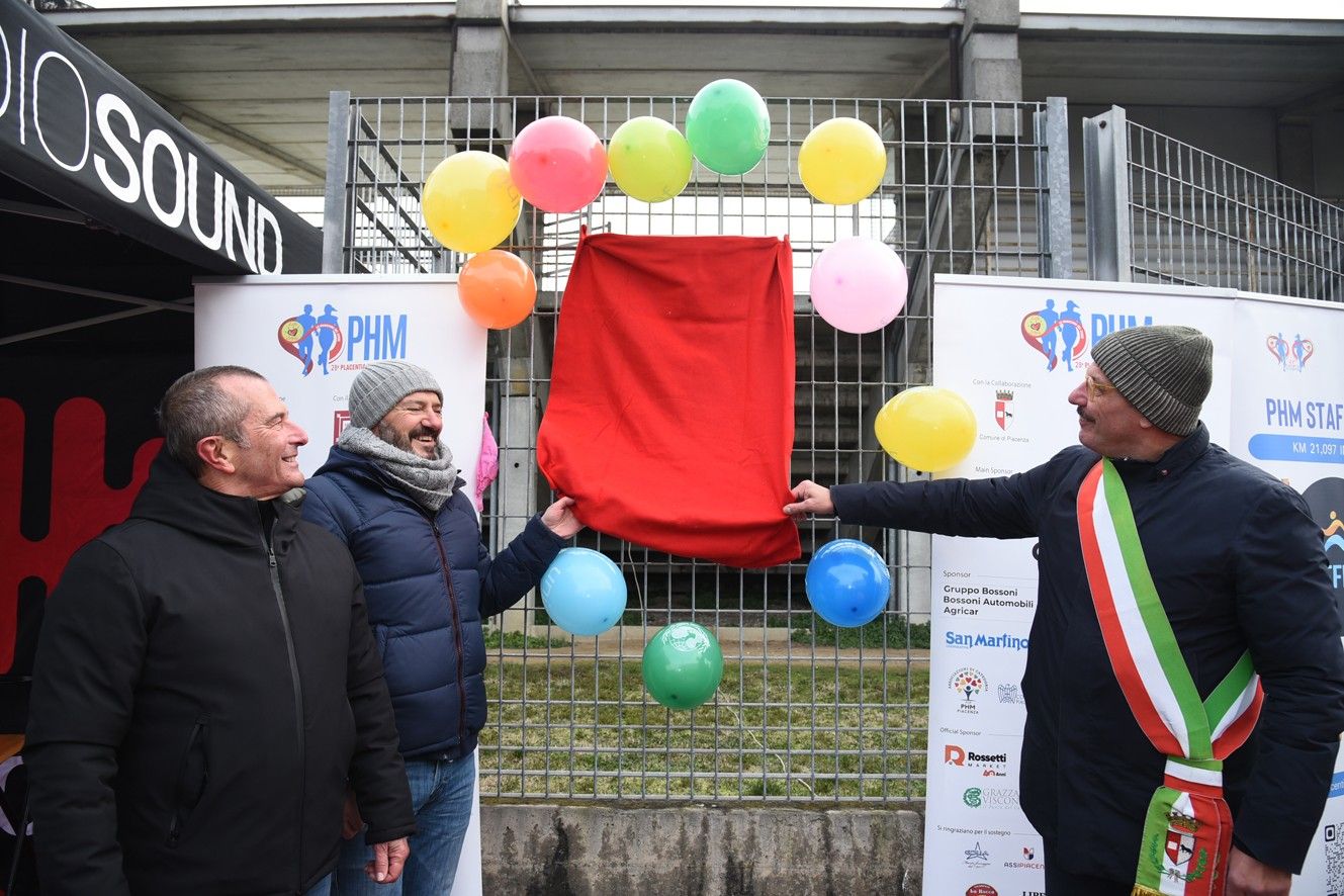 La posa della targa (foto Delpapa)