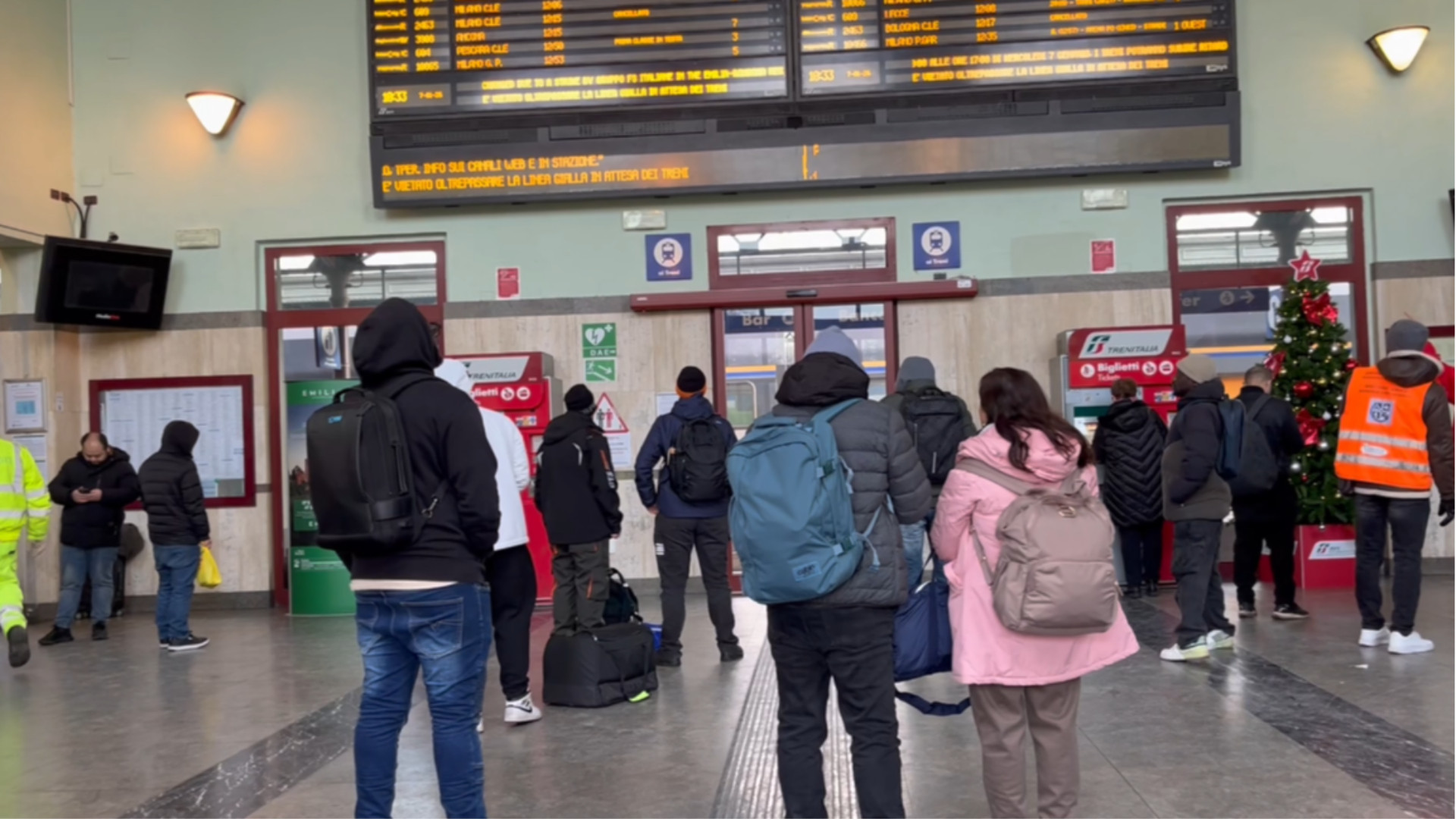Passeggeri in attesa durante lo sciopero di oggi - © Libertà/Marcello Tassi