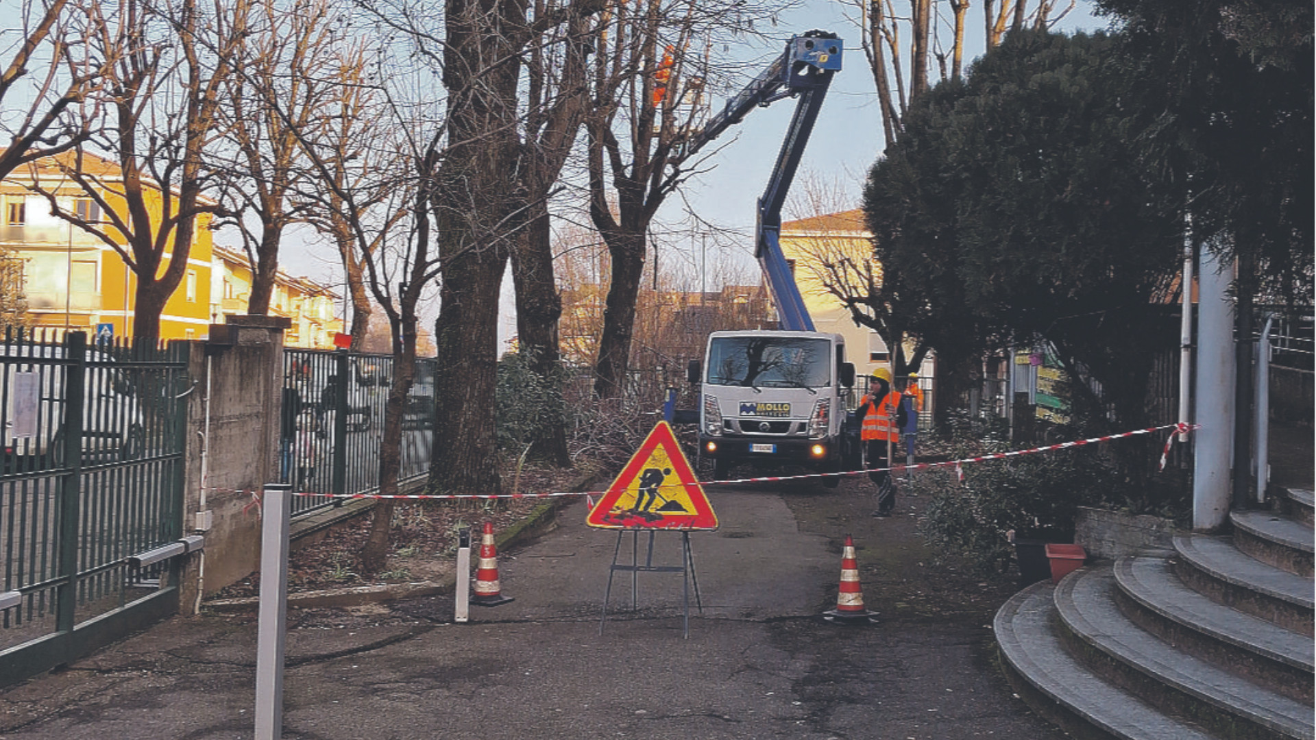 Potature in corso alla scuola materna Modenesi di San Nicolo