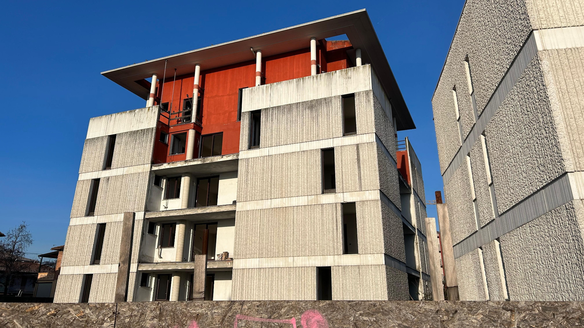 Palazzine abbandonate in via Menicanti, dopo vent'anni riparte il cantiere