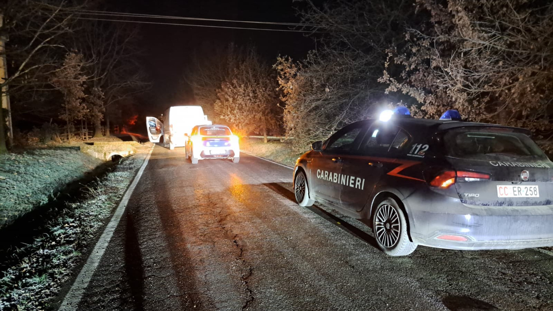 Fuga a fari spenti e a piedi, ladro fa perdere le tracce nei campi
