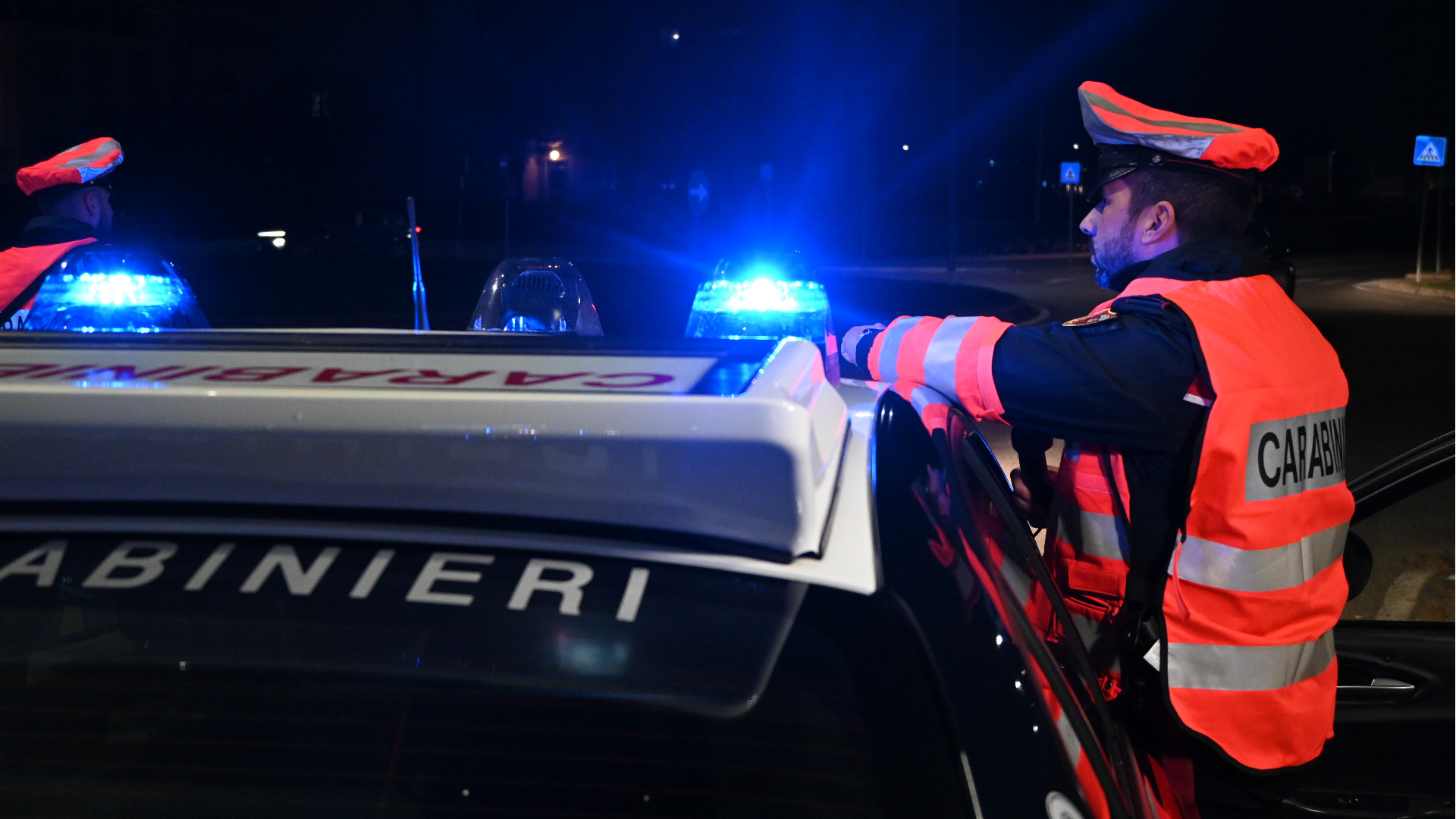 Minore al volante ubriaco e senza patente, con 30 grammi di hashish: denunciato