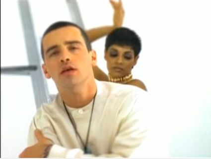 Un frammento del video "Cose della vita" di Eros Ramazzotti diretto da Spike Lee