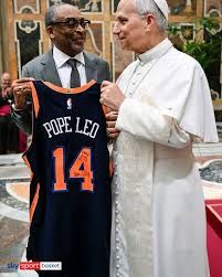 Spike Lee dona la maglietta a Pala Leone XIV