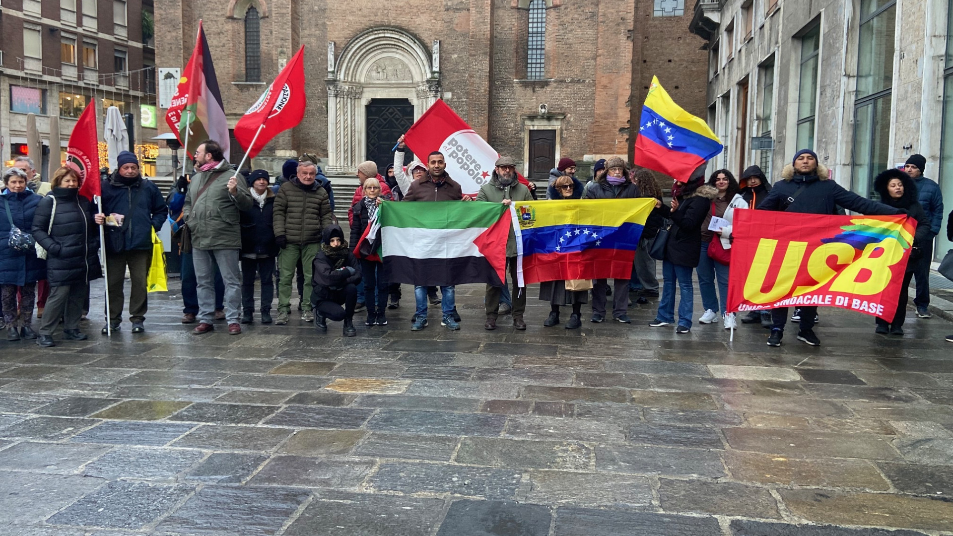 La manifestazione contro l'intervento di Trump in piazzetta San Francesco