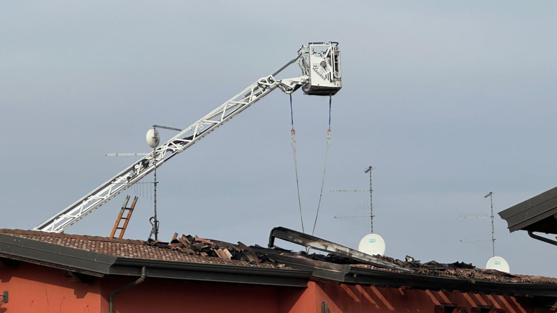 Incendio nella notte, a fuoco il tetto di una villetta