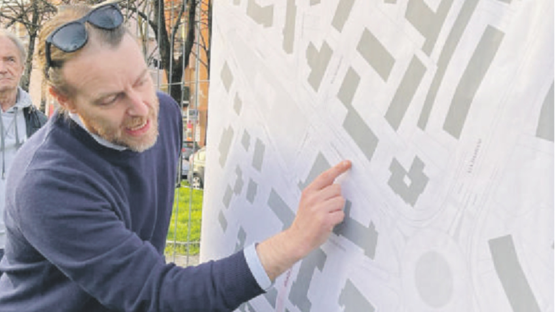 Il vicesindaco Matteo Bongiorni illustra un intervento relativo alla viabilità