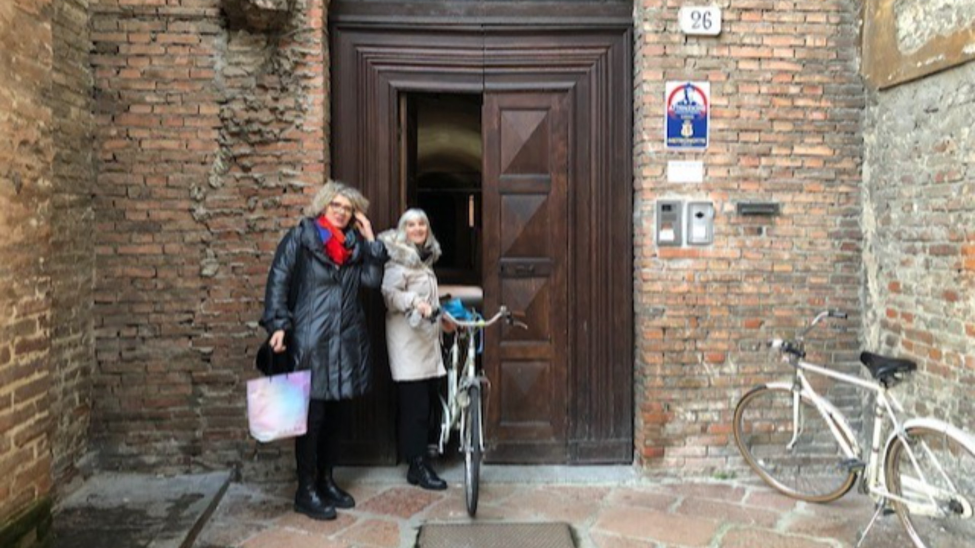 Due volontarie all'ingresso della canonica di San Giovanni in Canale