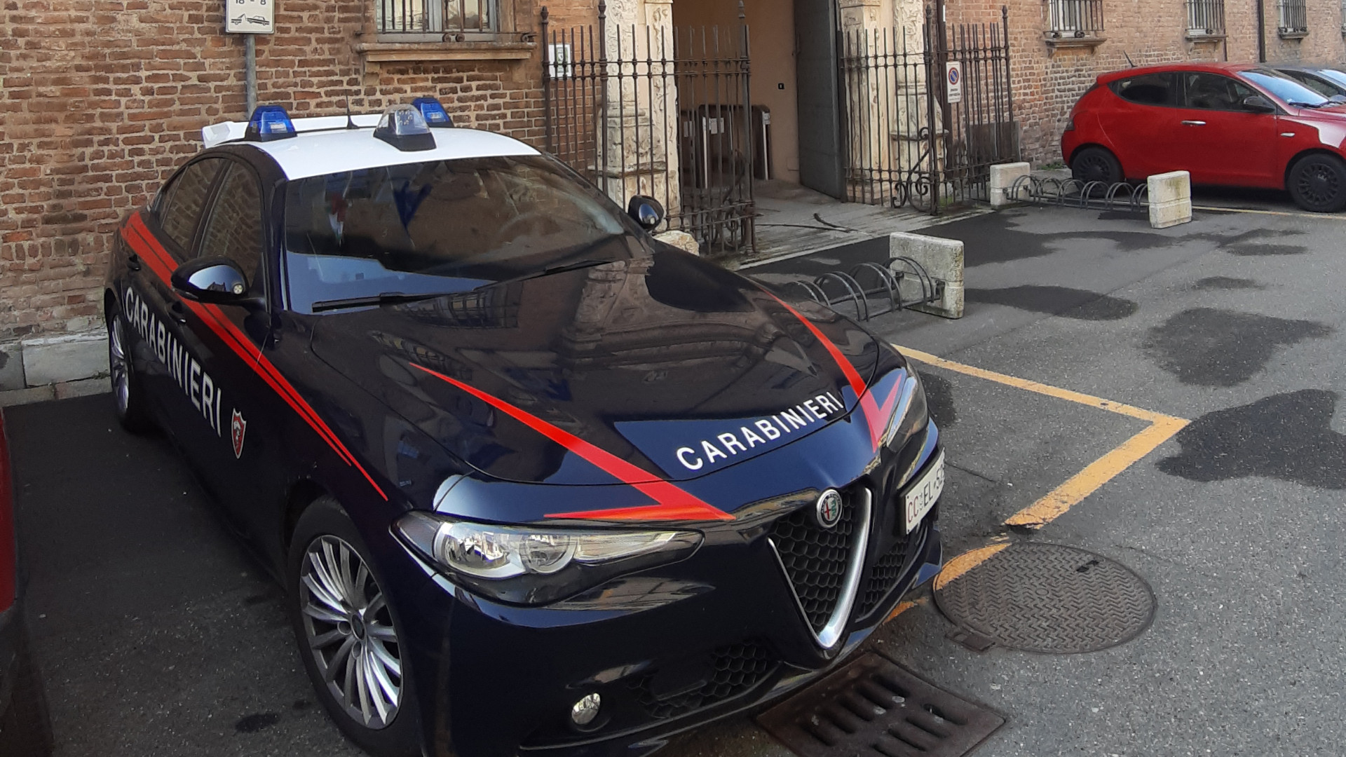 Una pattuglia dei carabinieri davanti al tribunale di Piacenza