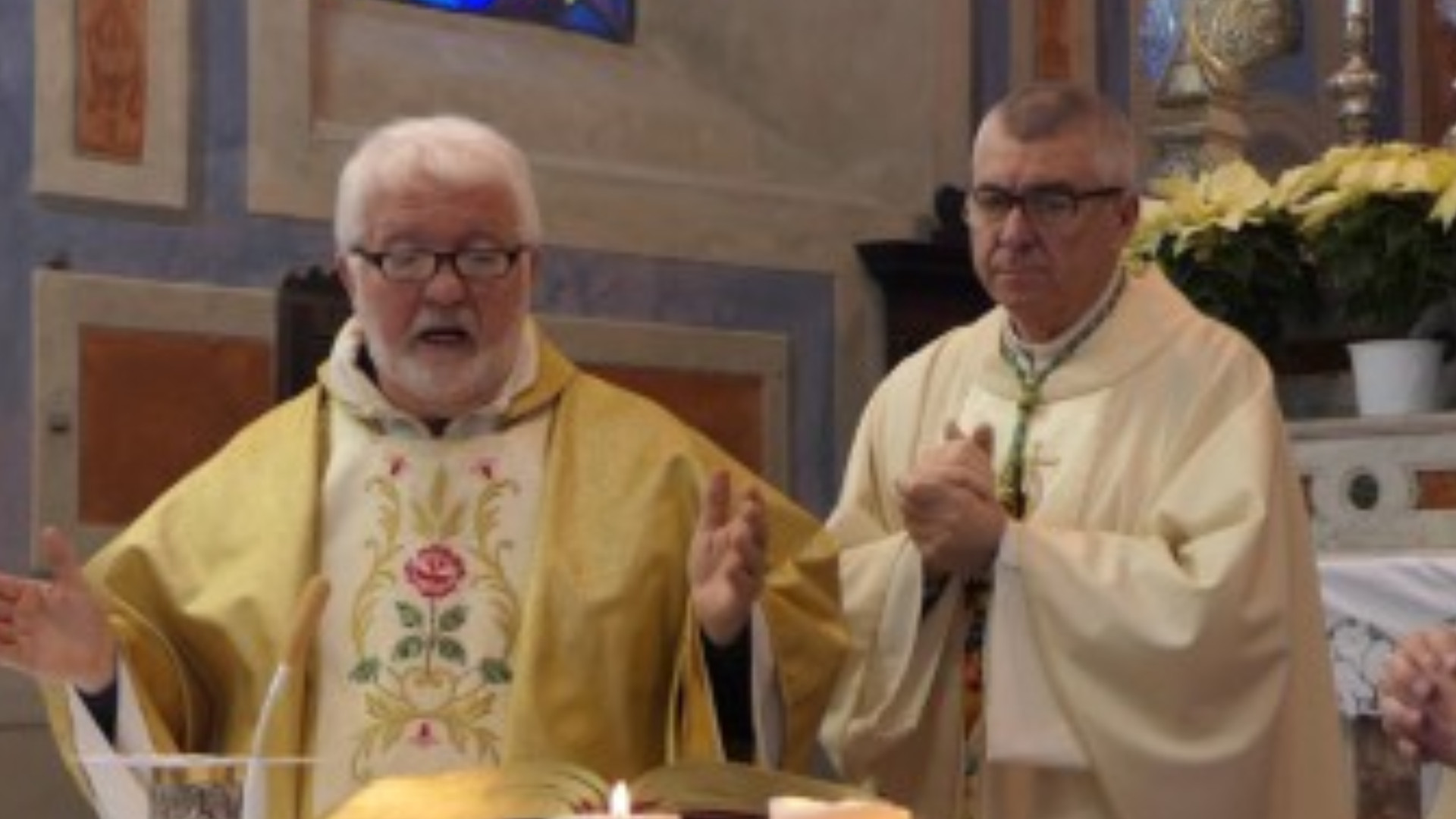Don Fabrizio Bonelli e il vescovo Adriano Cevolotto durante la celebrazione d'ingresso del nuovo parroco a Ziano