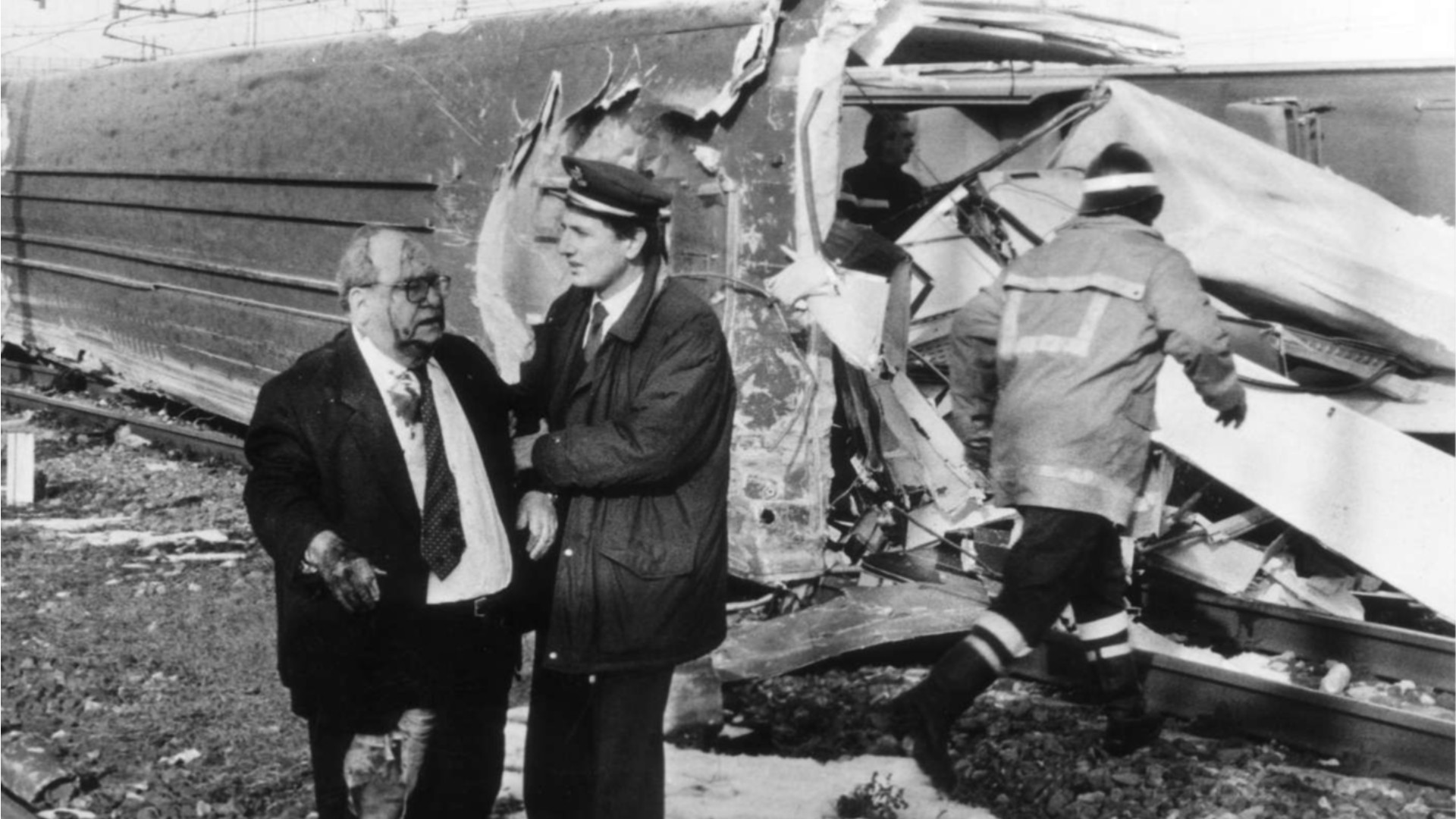 Una delle immagini scattate alla stazione ferroviaria dopo il deragliamento del Pendolino Botticelli nel 1997 - © Libertà/Giorgio Lambri