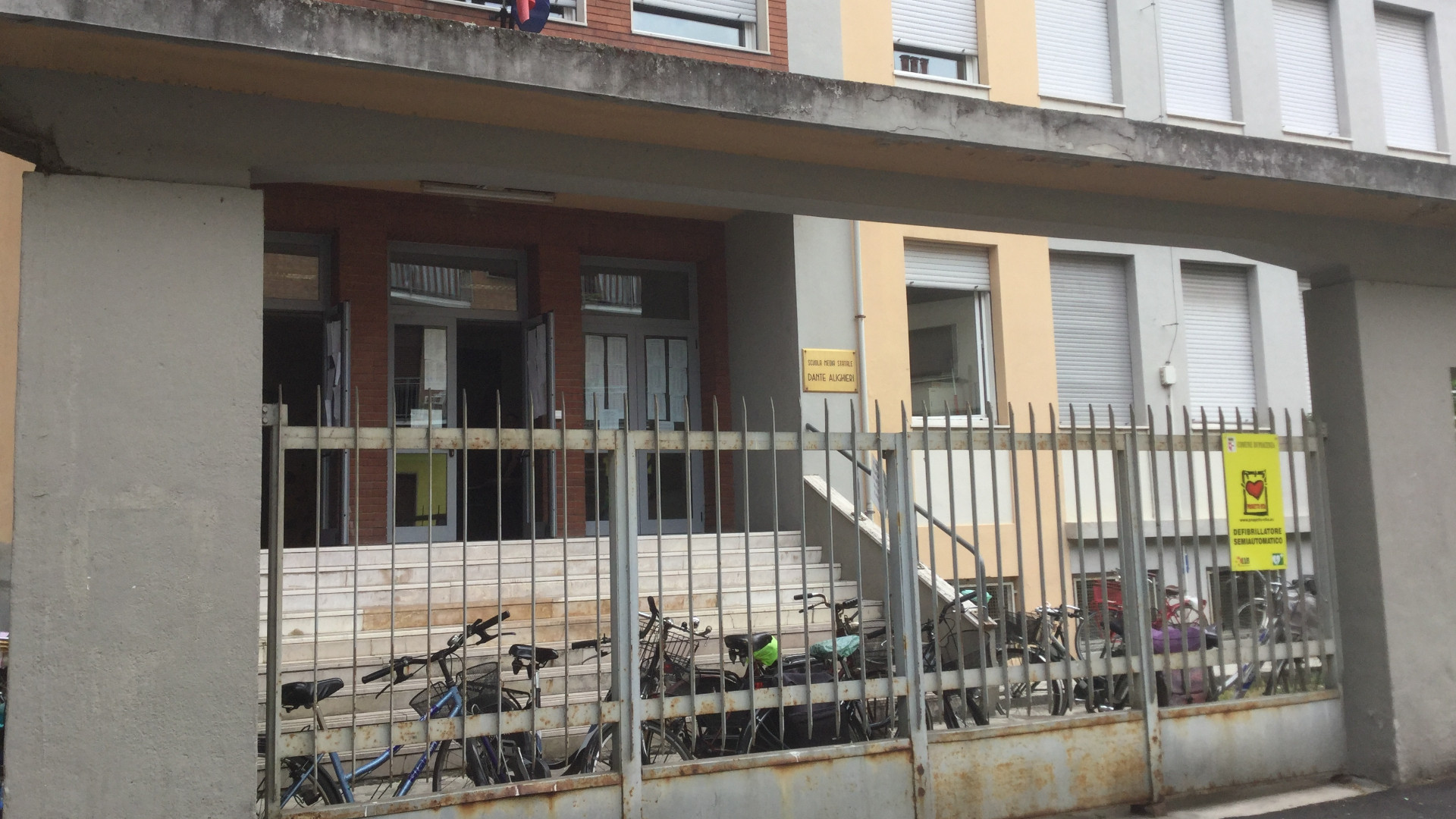 L'ingresso della scuola media Dante in via Piatti a Piacenza