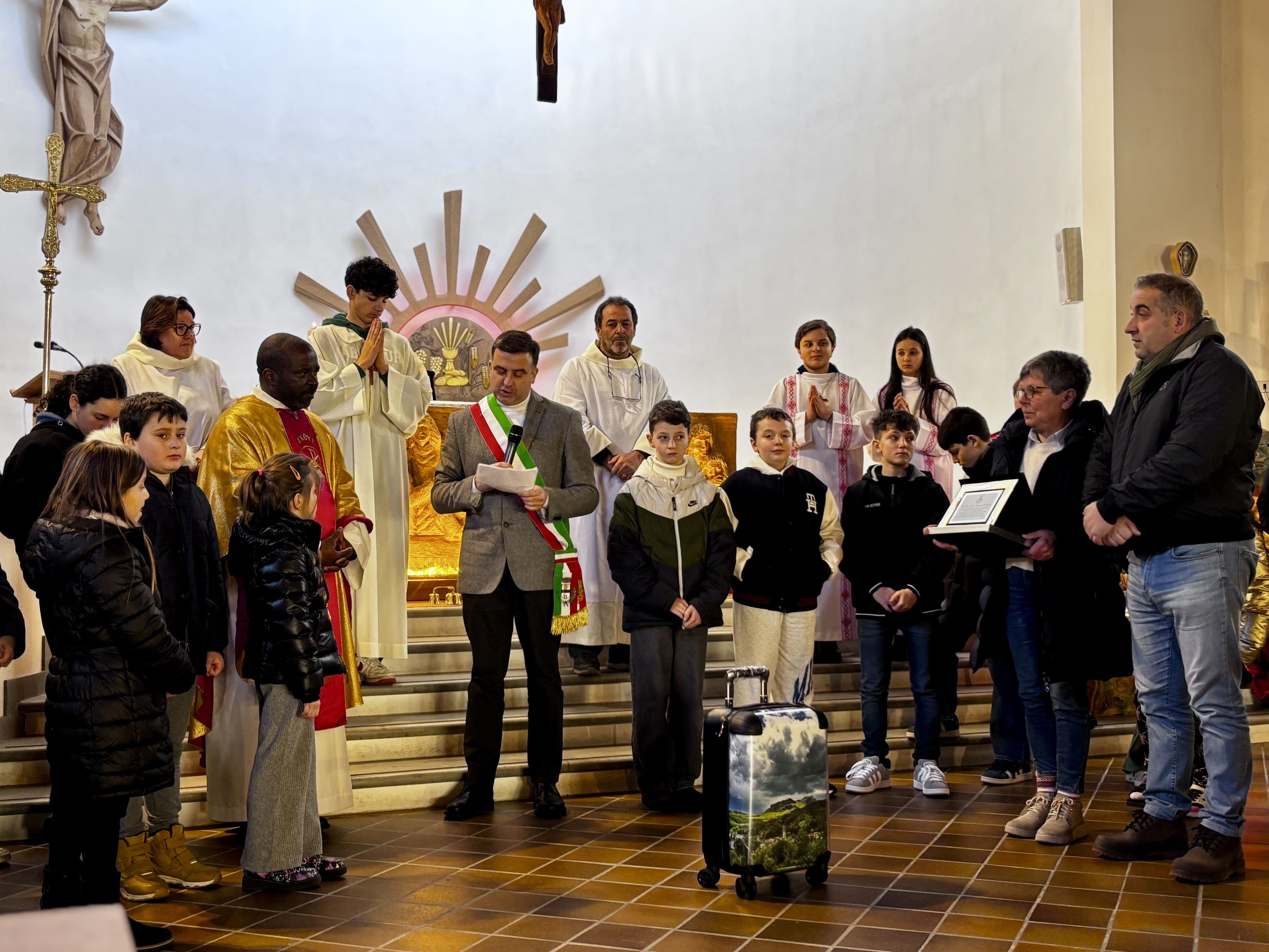 il saluto del sindaco Calestani al parroco