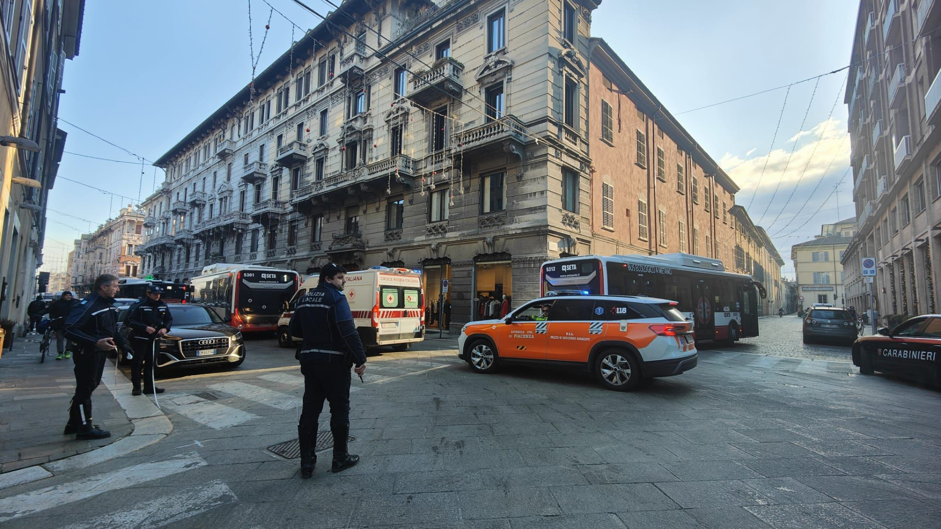 Donna investita da un bus in centro, trasportata all'ospedale