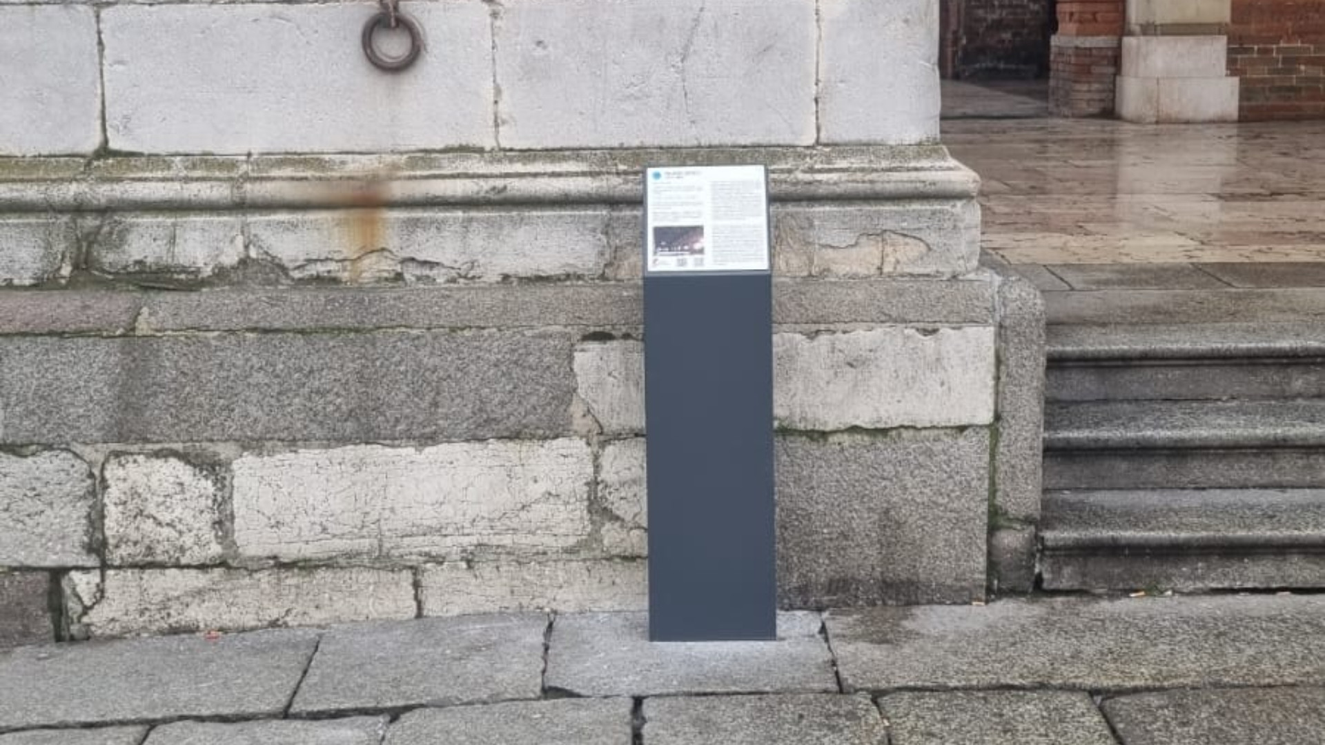 Totem installato e rimosso in un giorno in Piazza Cavalli