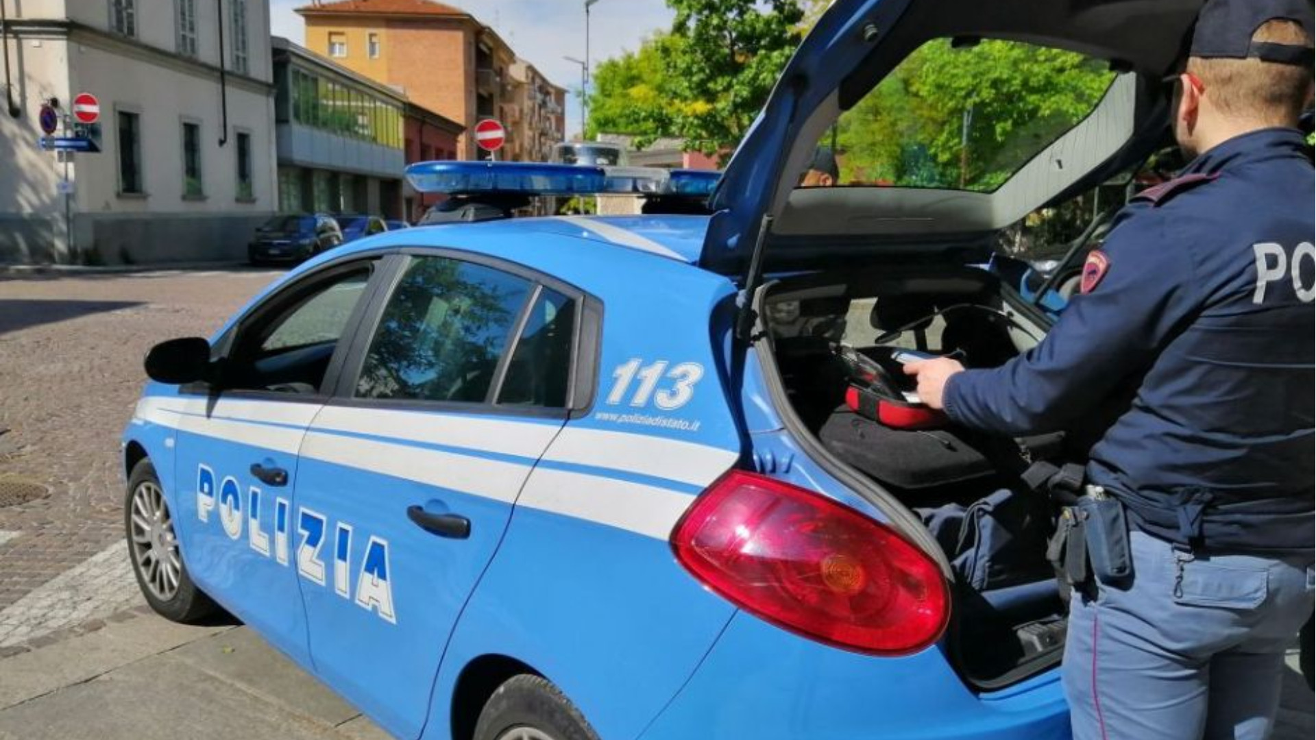 Due nuovi defibrillatori per le volanti di polizia