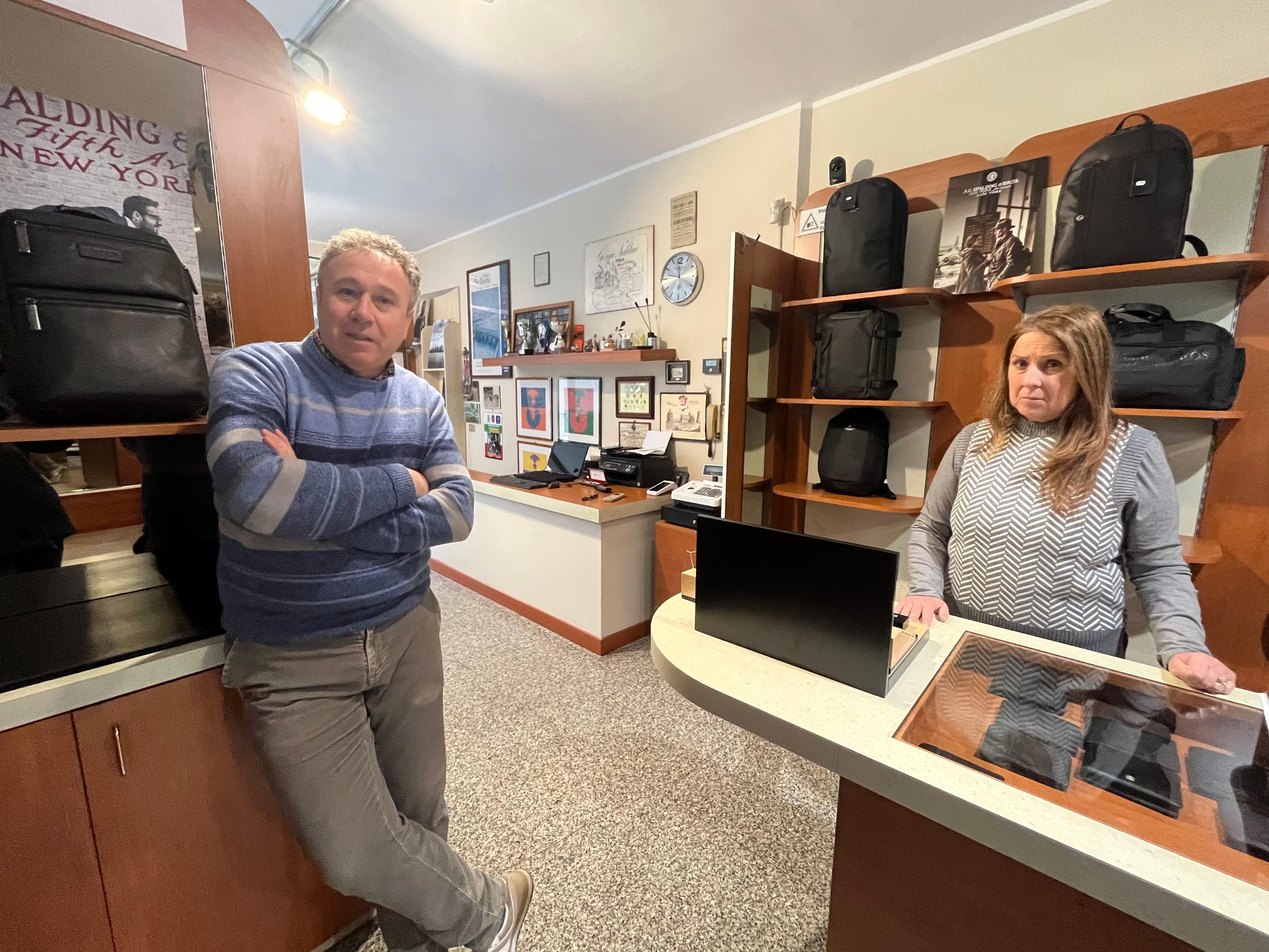 Giuseppe Naldini nel suo negozio