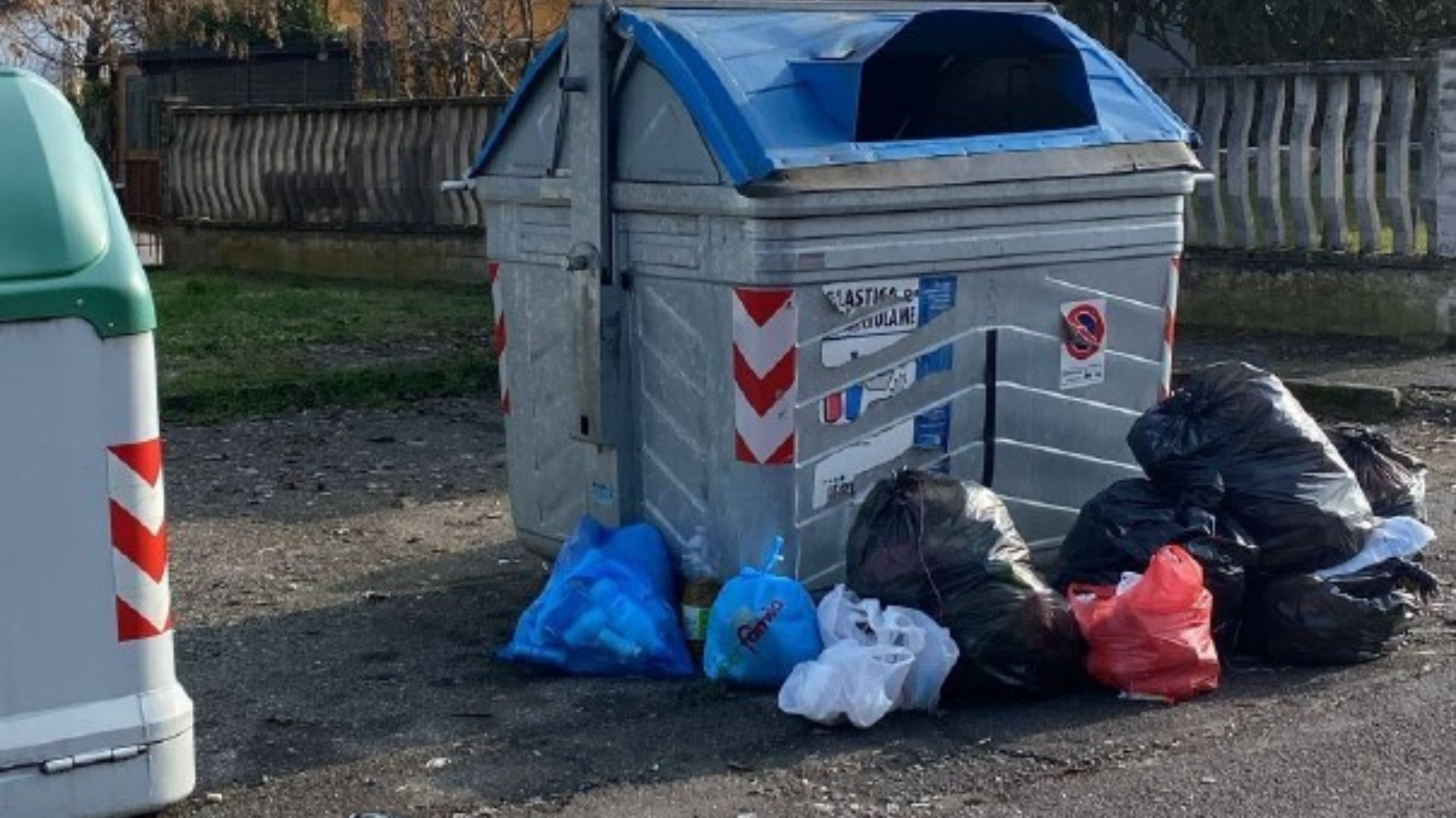 Rifiuti in via Kennedy a San Nicolò