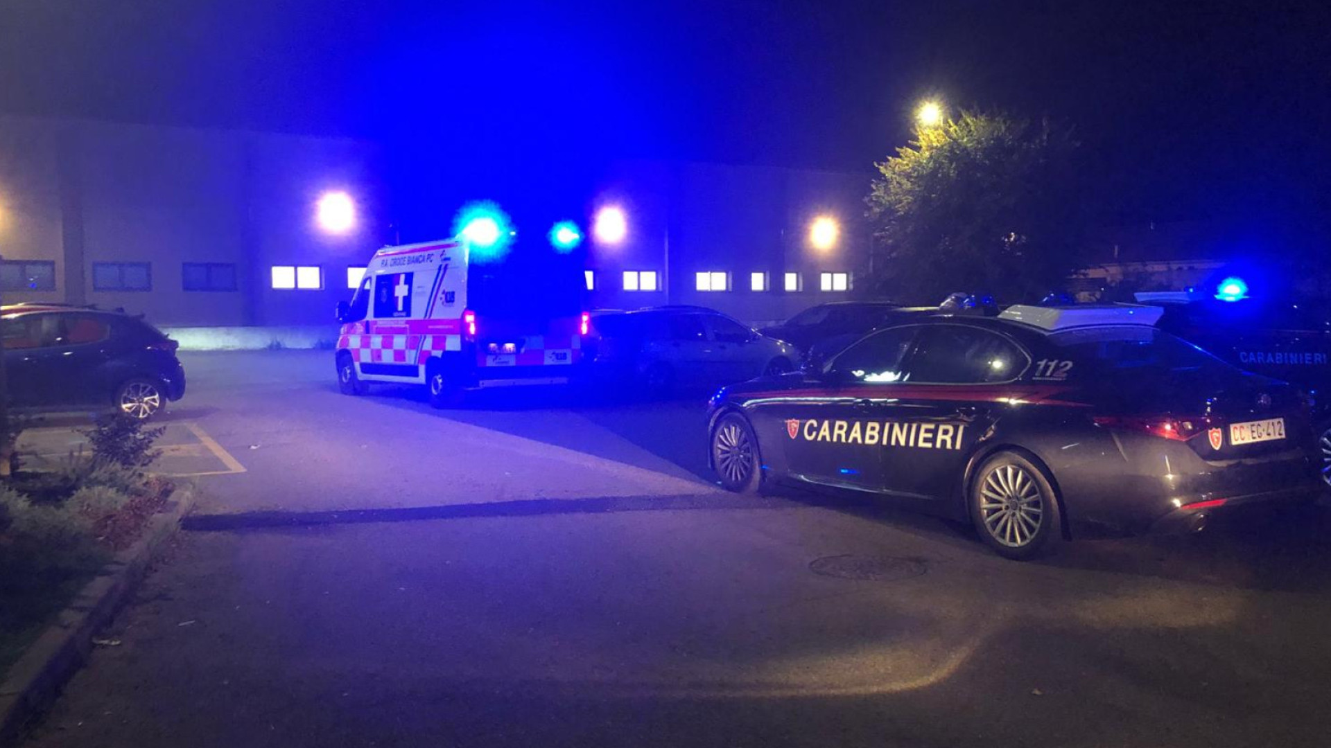 Carabinieri e sanitari all'opera